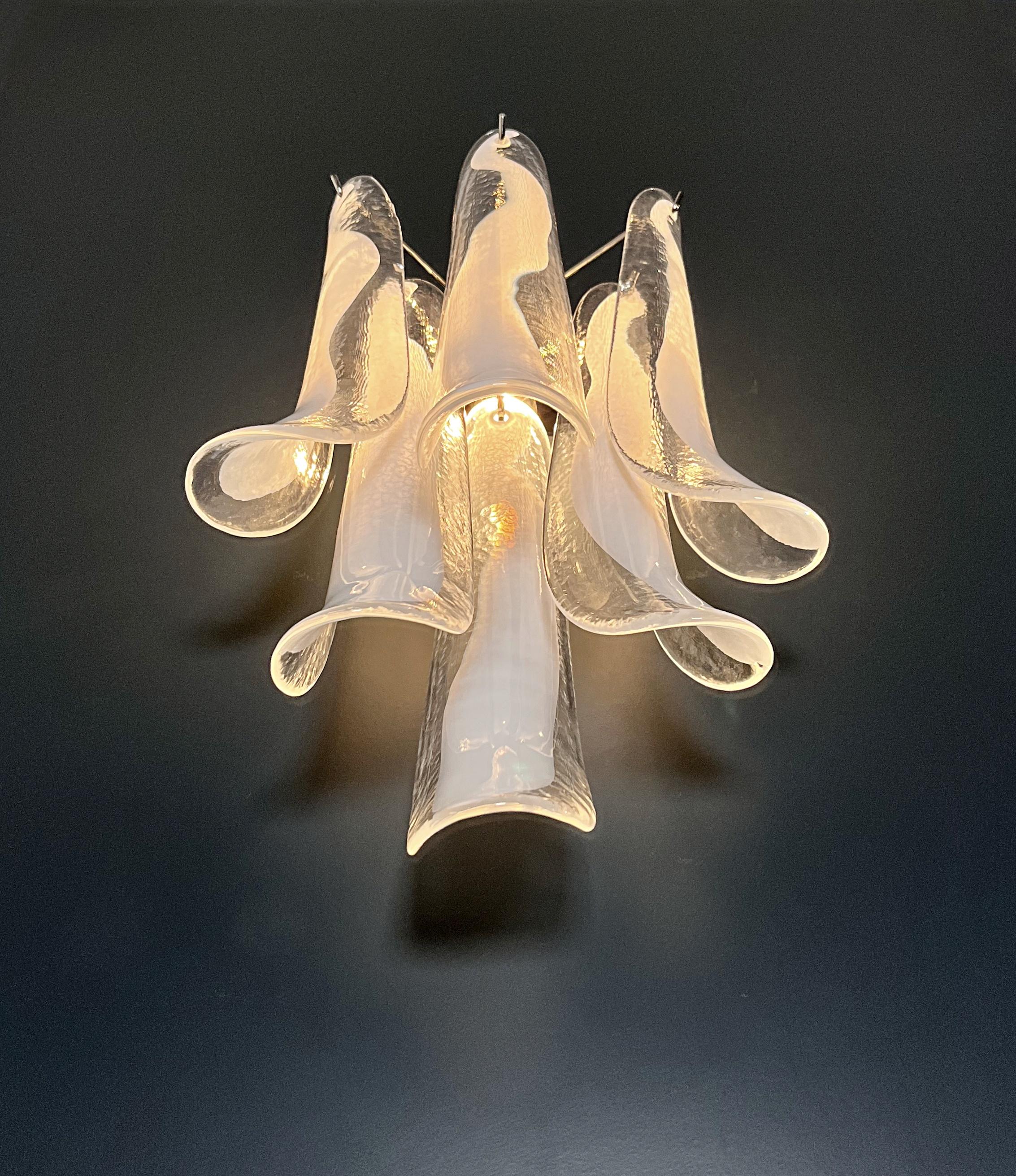 Paar Vintage Italian Murano Wandleuchten-Mazzega-6 weiße Lattimo-Glasblütenblätter 4
