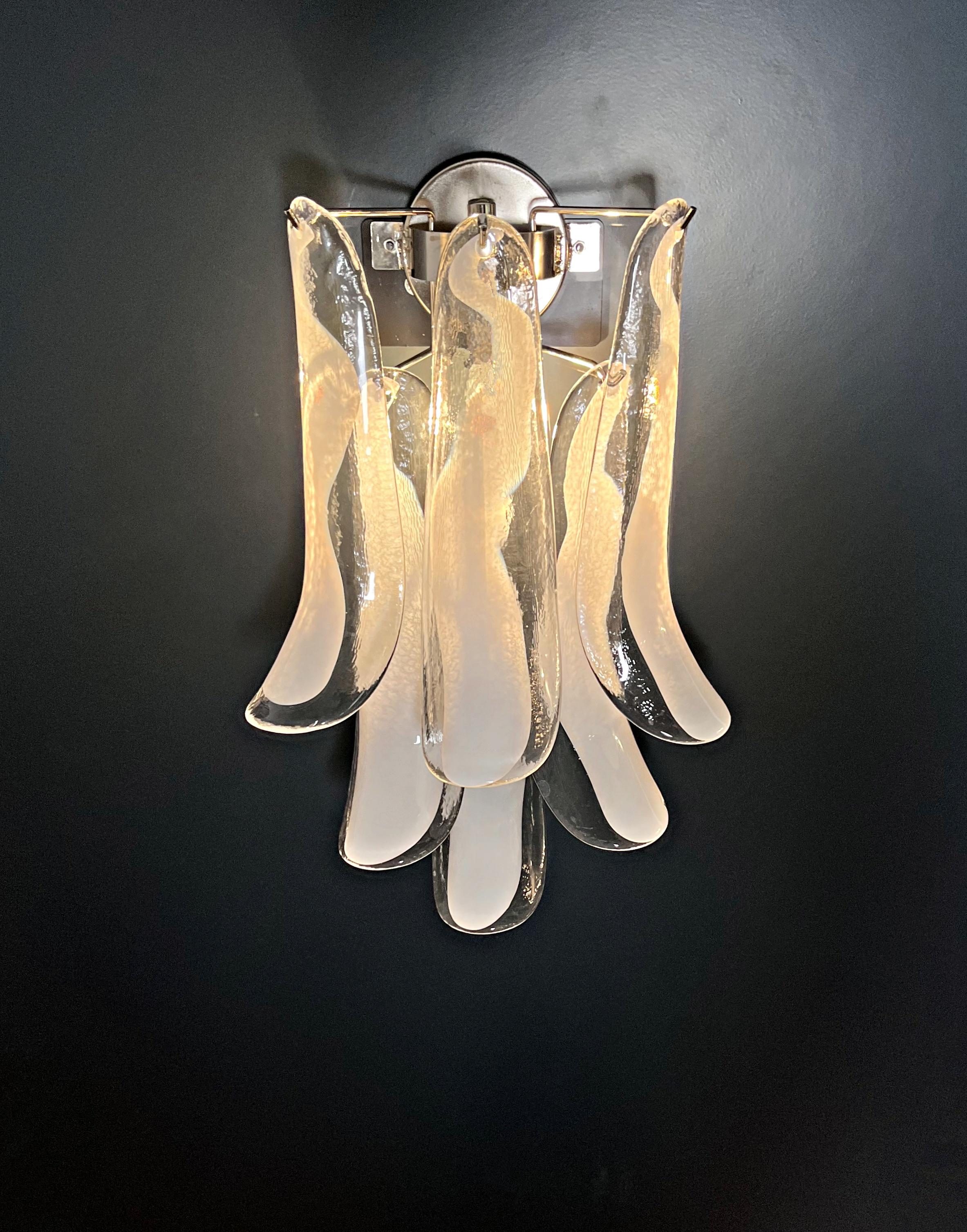 Paar Vintage Italian Murano Wandleuchten-Mazzega-6 weiße Lattimo-Glasblütenblätter 5