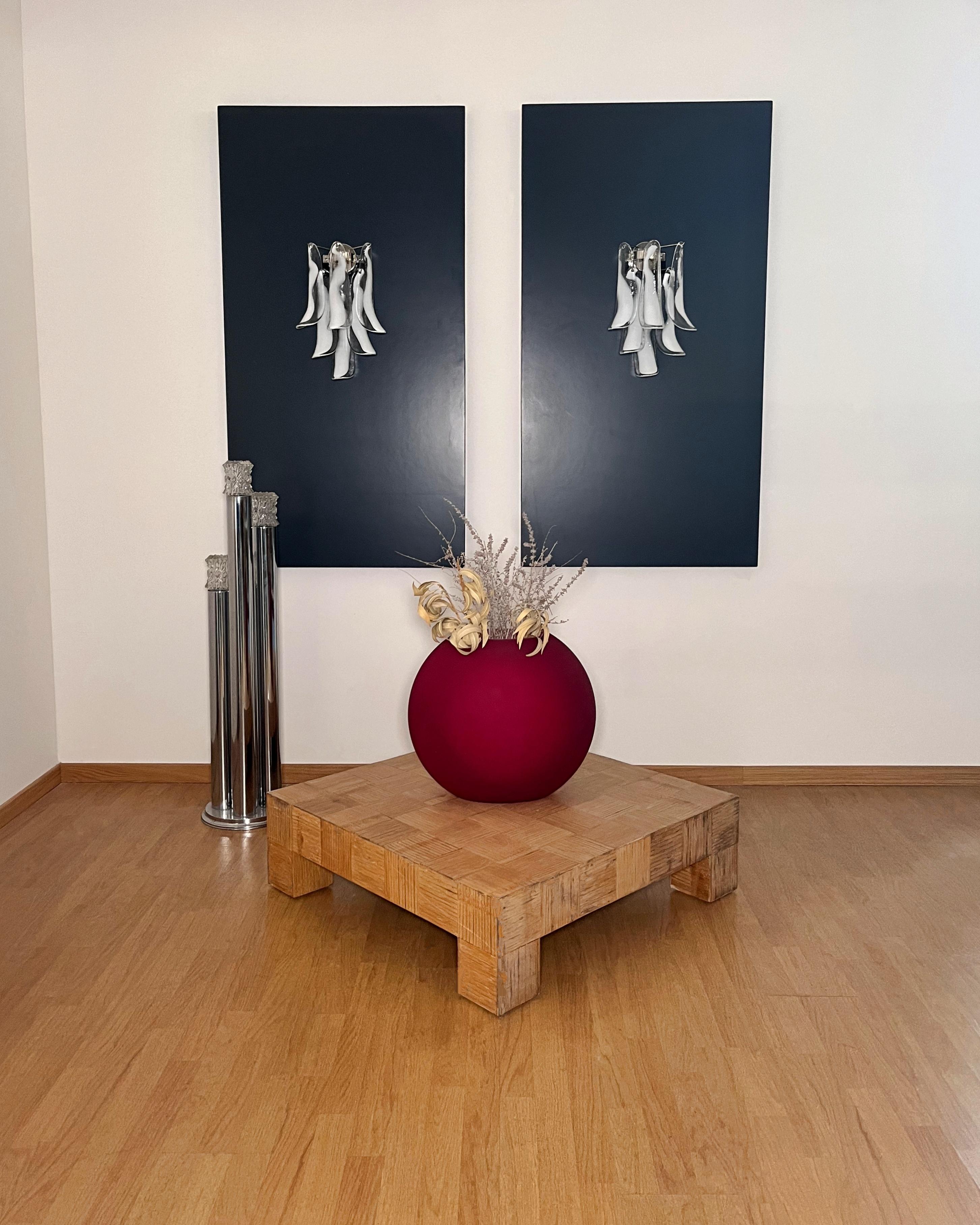 Paar italienische Murano-Applikationen im Vintage-Stil . Die Wandleuchten haben 6 weiße und gitterförmige Glasblüten (für jede Applikation) in einem Chromrahmen.
Zeitraum: Ende des XX. Jahrhunderts 
Abmessungen: 18,60 Zoll (48 cm) Höhe; 12 Zoll (31