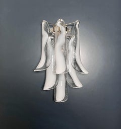 Paar Vintage Italian Murano Wandleuchten-Mazzega-6 weiße Lattimo-Glasblütenblätter