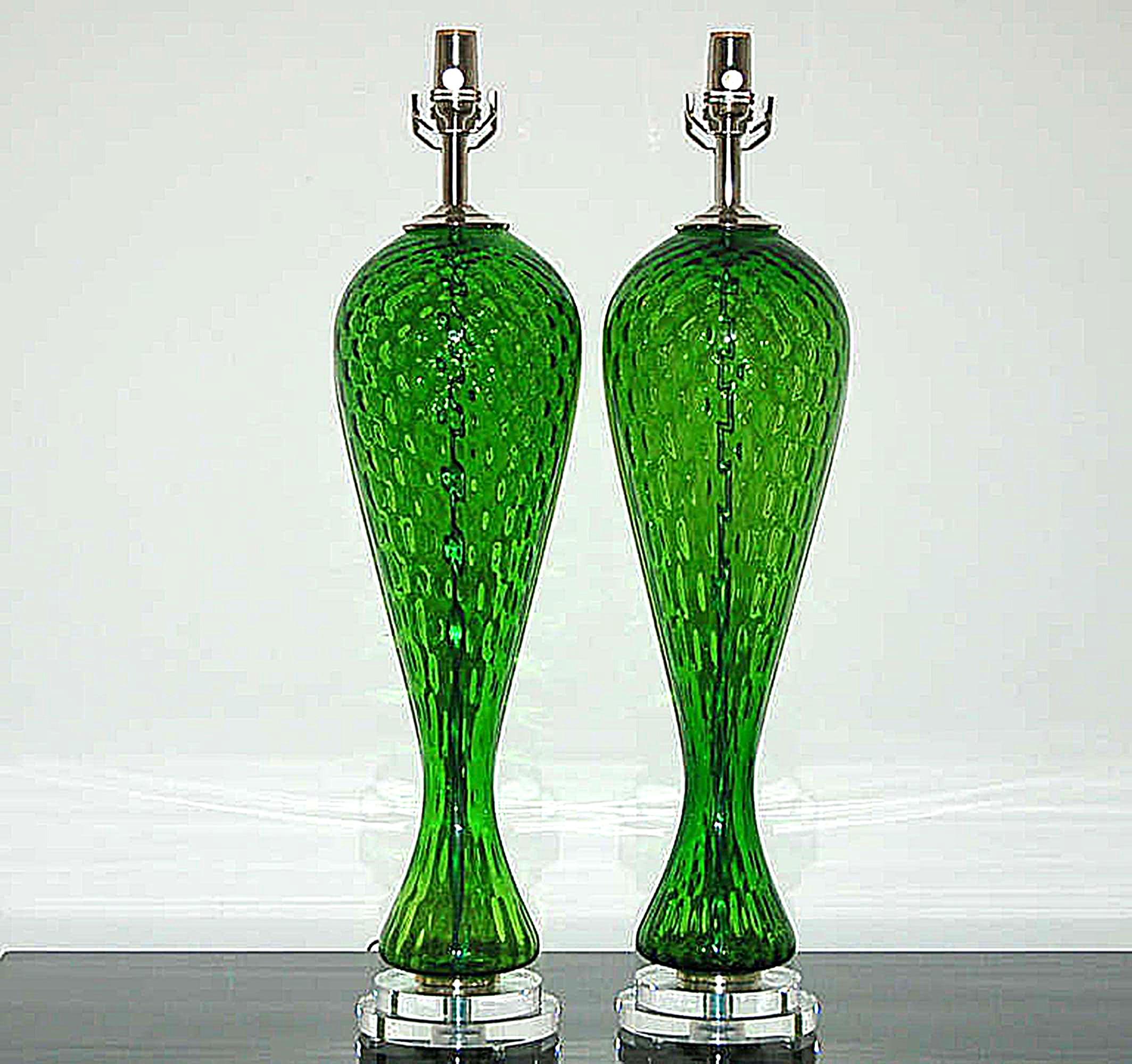 Vintage Murano Glas Tischlampen mit Fensterscheiben-Optik in EMERALD GRÜN. Die Farbe ist leuchtend, die Optik bietet eine solche Tiefe und zusätzlichen Stil. Diese Lampen sind groß, kühn und STUNNING in Person! Der Korpus der Lampe ist so