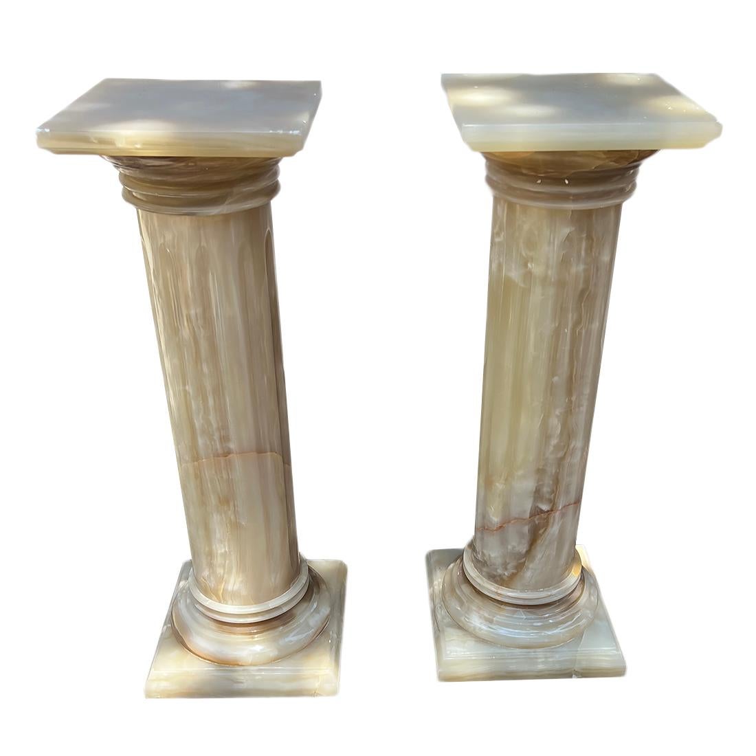 Pareja de pedestales italianos de ónice de estilo neoclásico de hacia 1940. Se venden por unidades.

Medidas:
Altura: 33
Base cuadrada 11,75