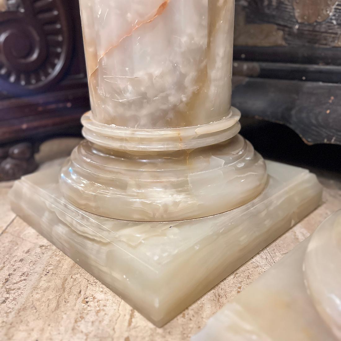 Pareja de pedestales de ónice italianos vintage, se venden por separado Tallado a mano en venta