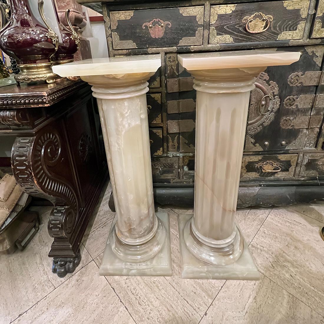 Pareja de pedestales de ónice italianos vintage, se venden por separado en venta 2