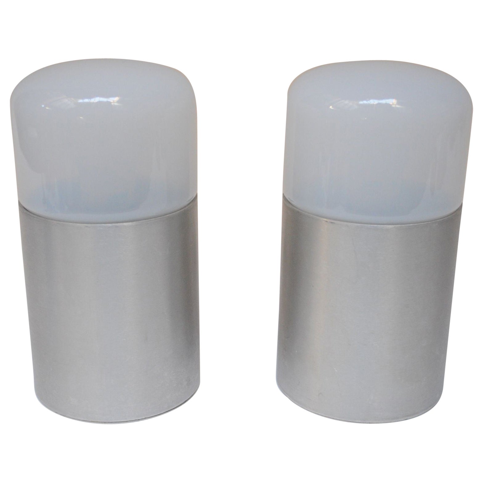 Paire de lampes de bureau italiennes vintage en verre opalin et aluminium