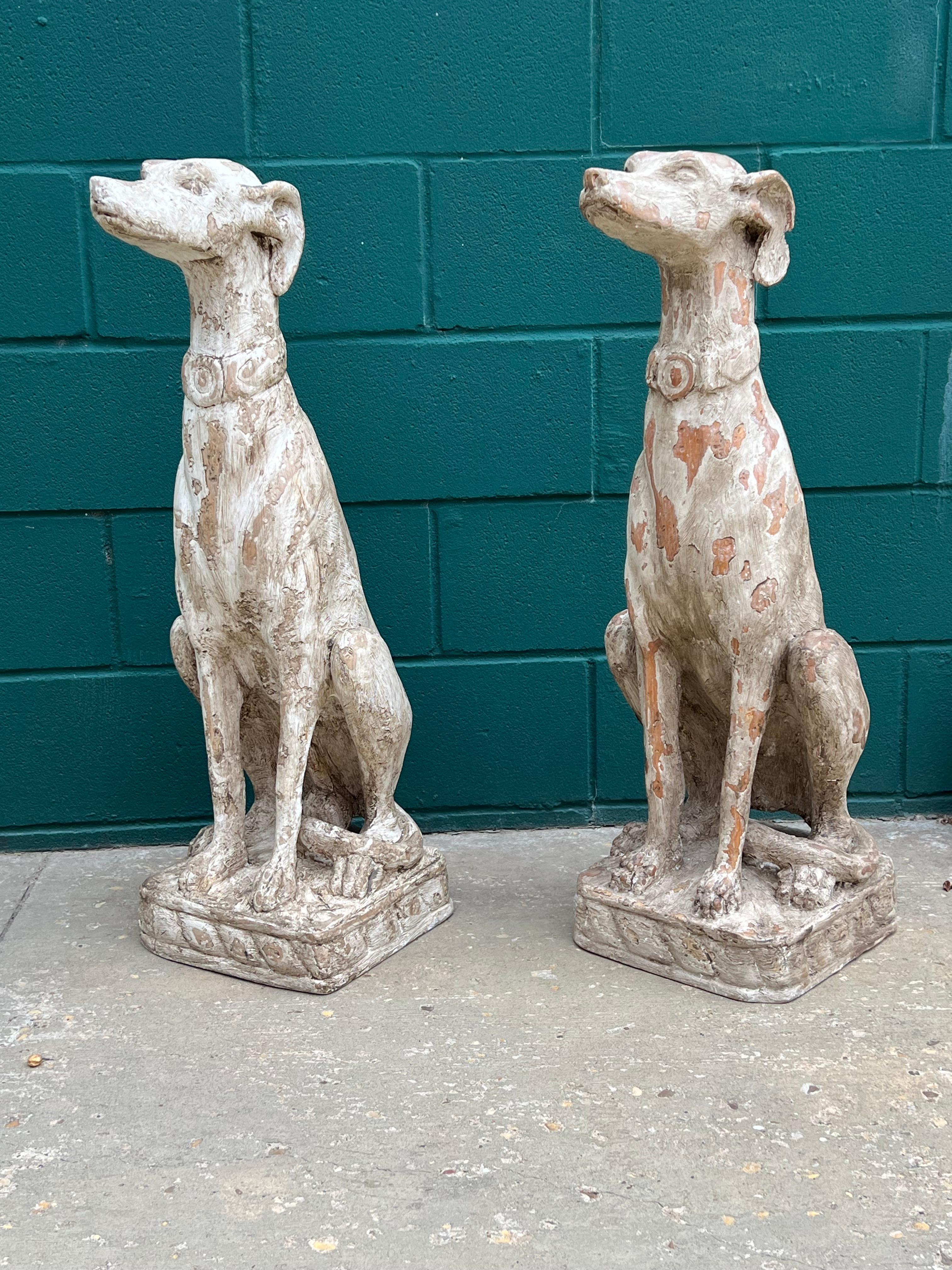 Dieses Paar handgeschnitzter hölzerner Windhunde ist über 33 Zoll groß,  wurde in Italien hergestellt.  Sie werden auf ihren Hüften sitzend dargestellt, mit ihrem charakteristischen langen, schlanken Schwanz, der um ein Hinterbein geschlungen ist. 