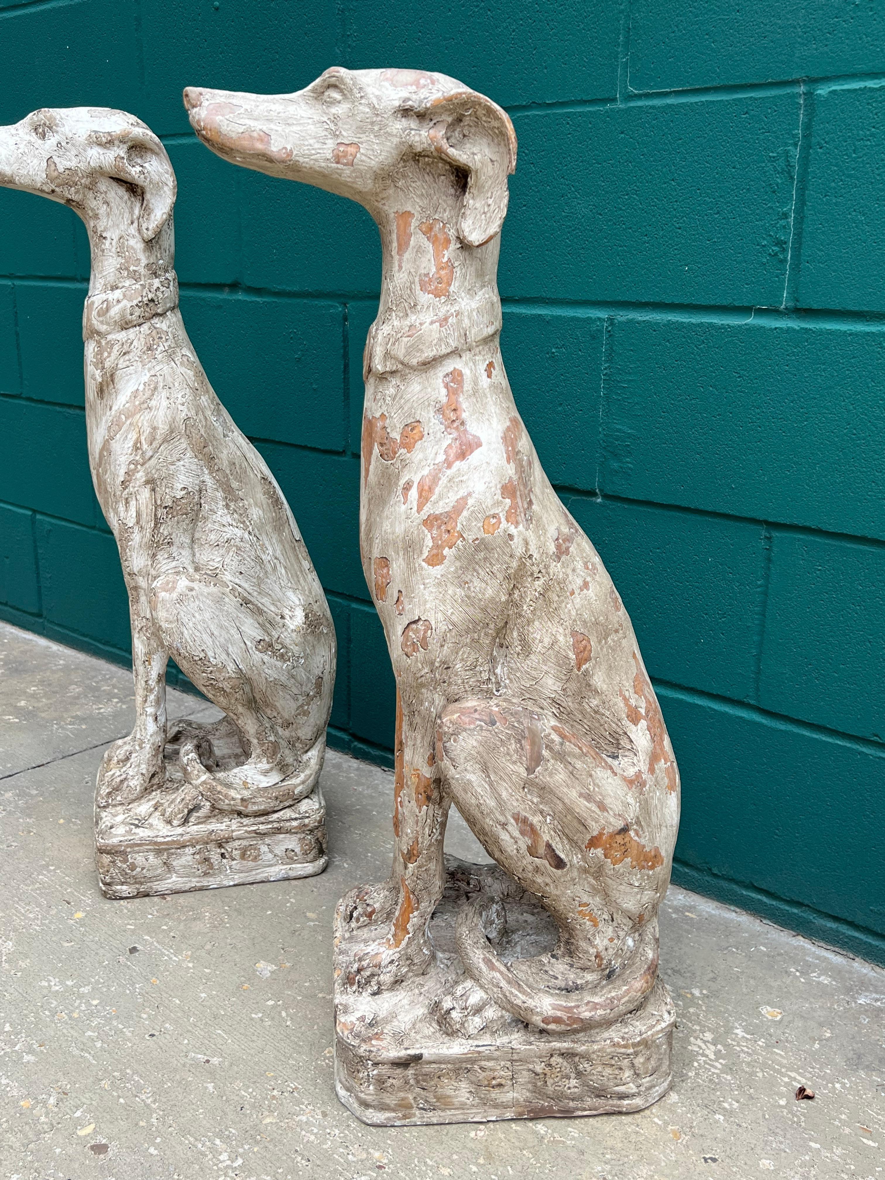 Paar italienische patinierte Vintage-Skulpturen eines Windhundes aus Holz (Italienisch) im Angebot