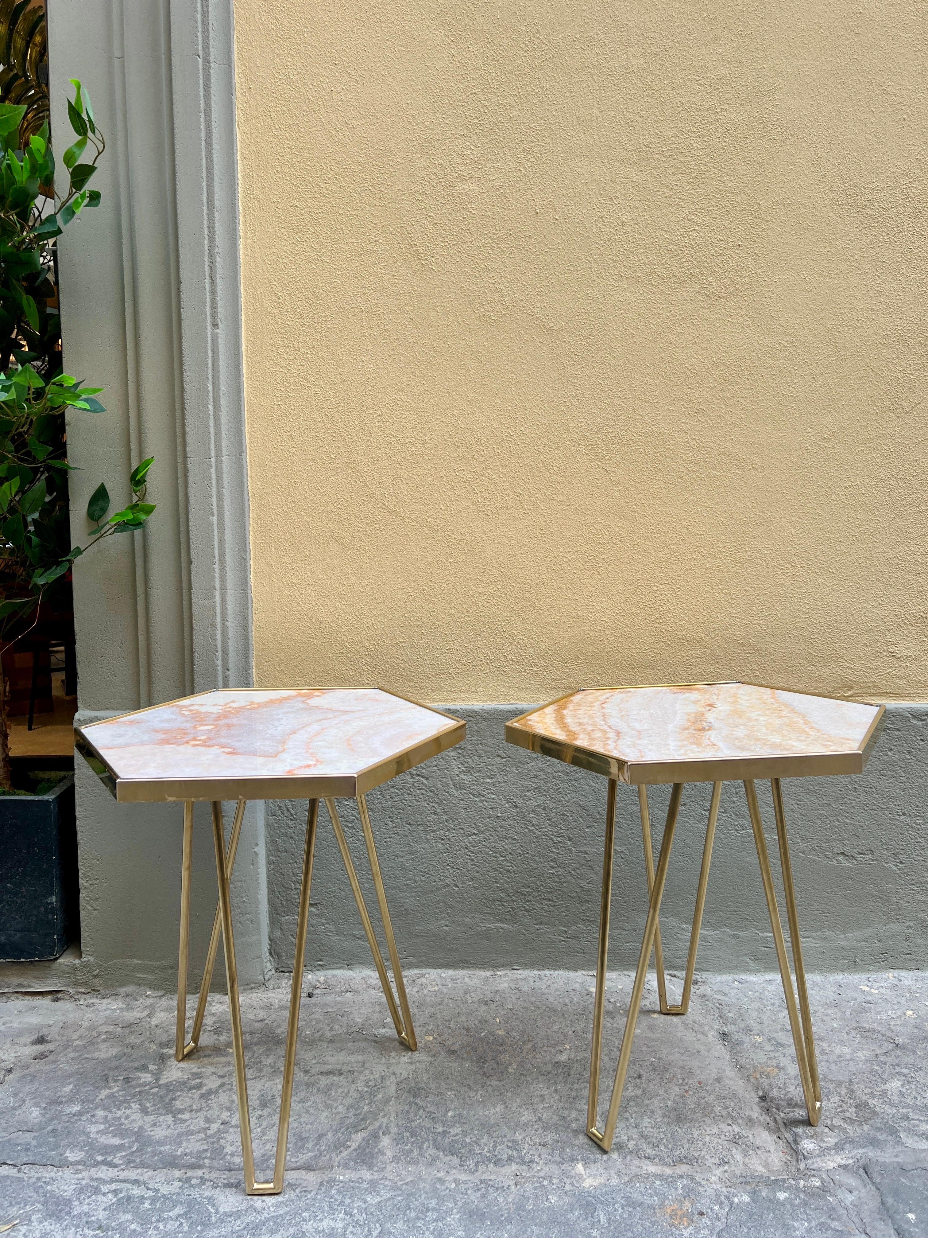 Ein Paar italienischer rosa Onyx und Messing  Beistelltische, 1980 im Angebot 4