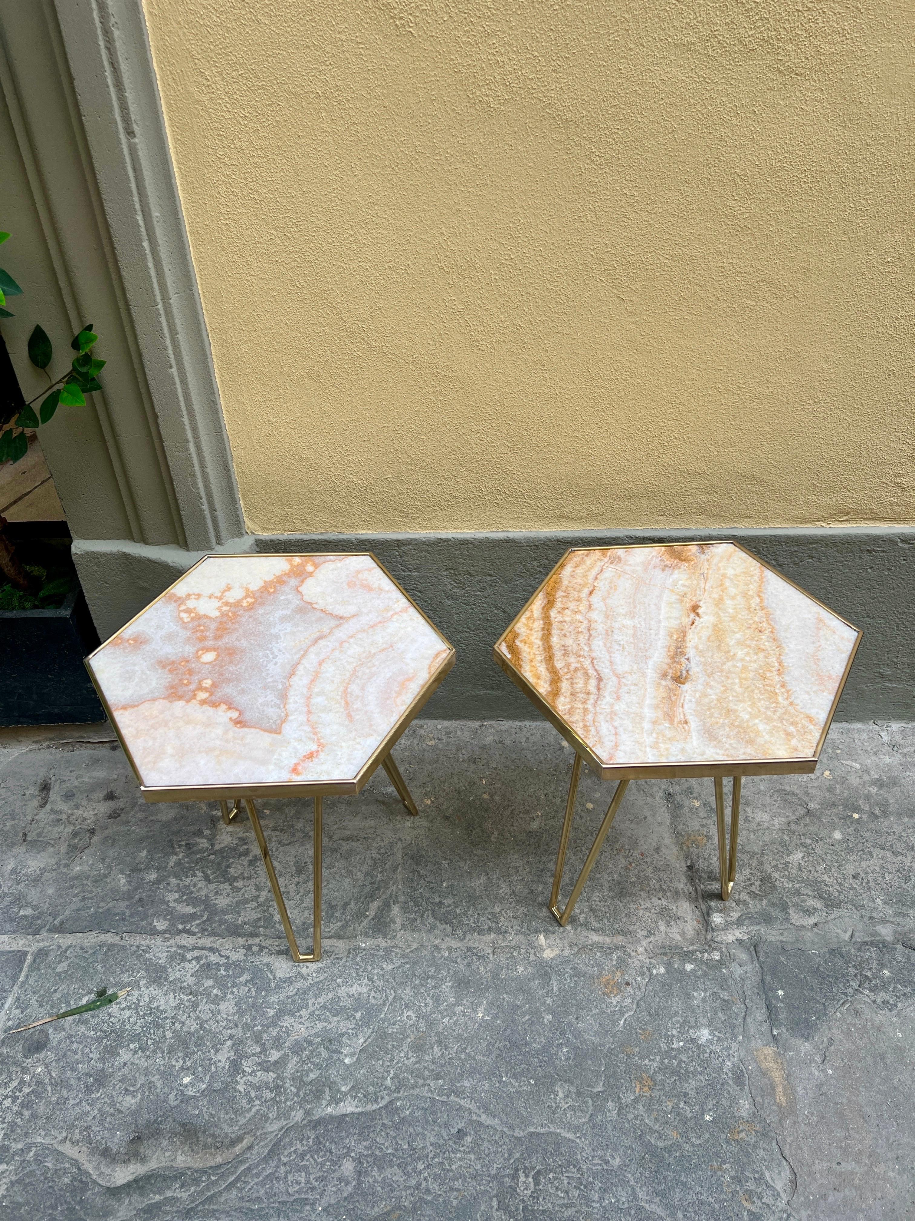 Ein Paar italienischer rosa Onyx und Messing  Beistelltische, 1980 im Angebot 5