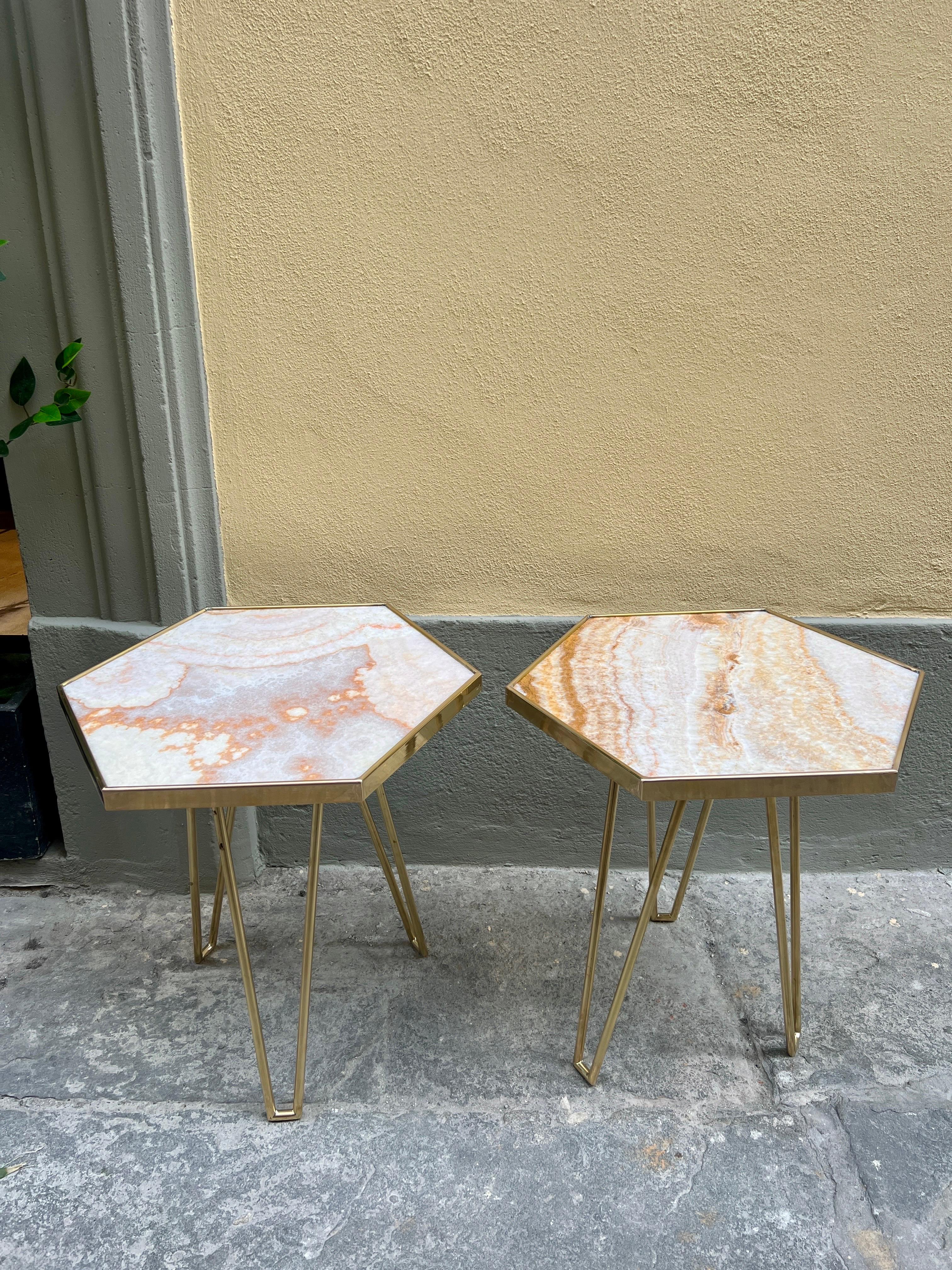 Ein Paar italienischer rosa Onyx und Messing  Beistelltische, 1980 im Angebot 6