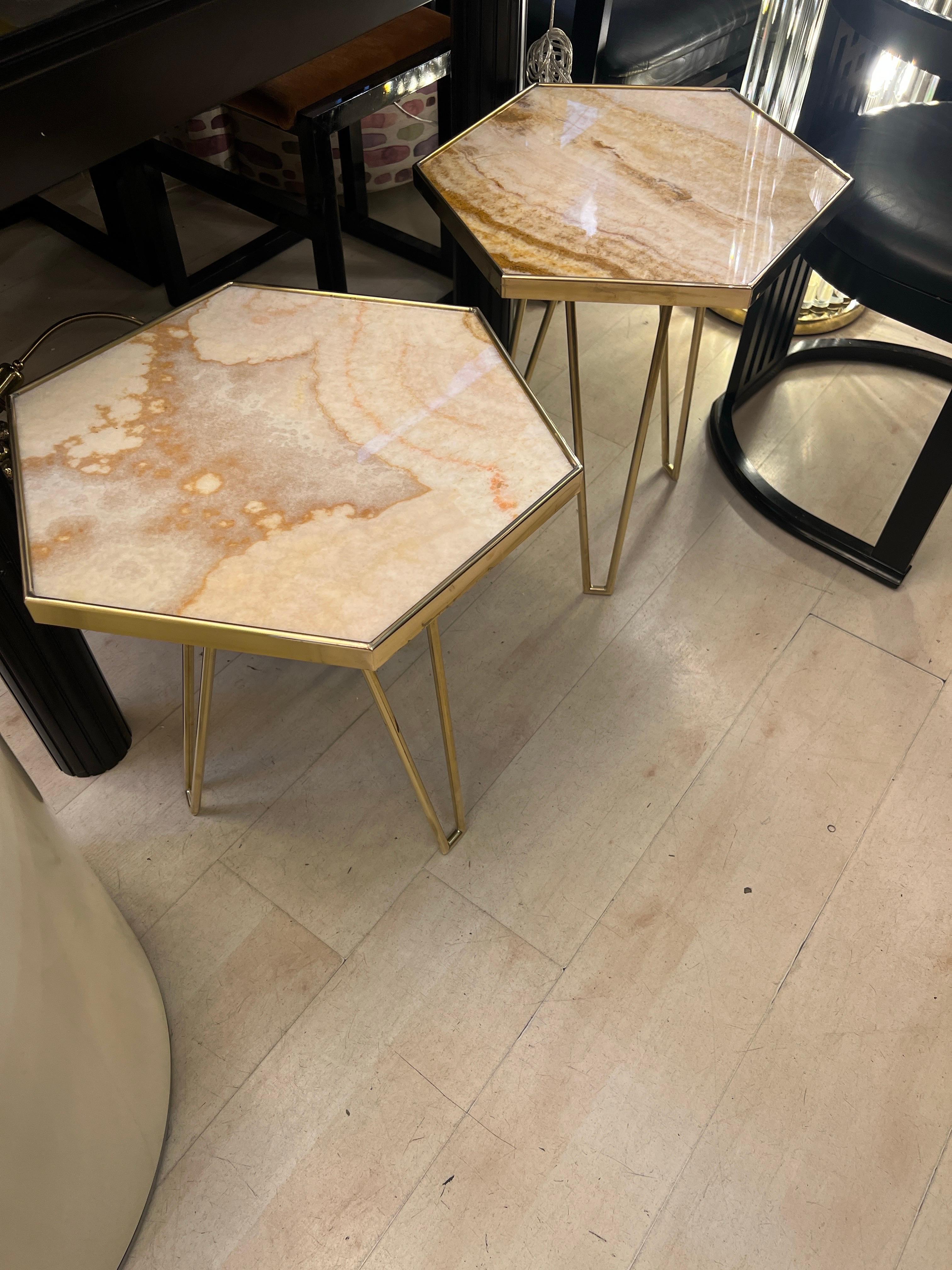 Ein Paar italienischer rosa Onyx und Messing  Beistelltische, 1980 im Angebot 7