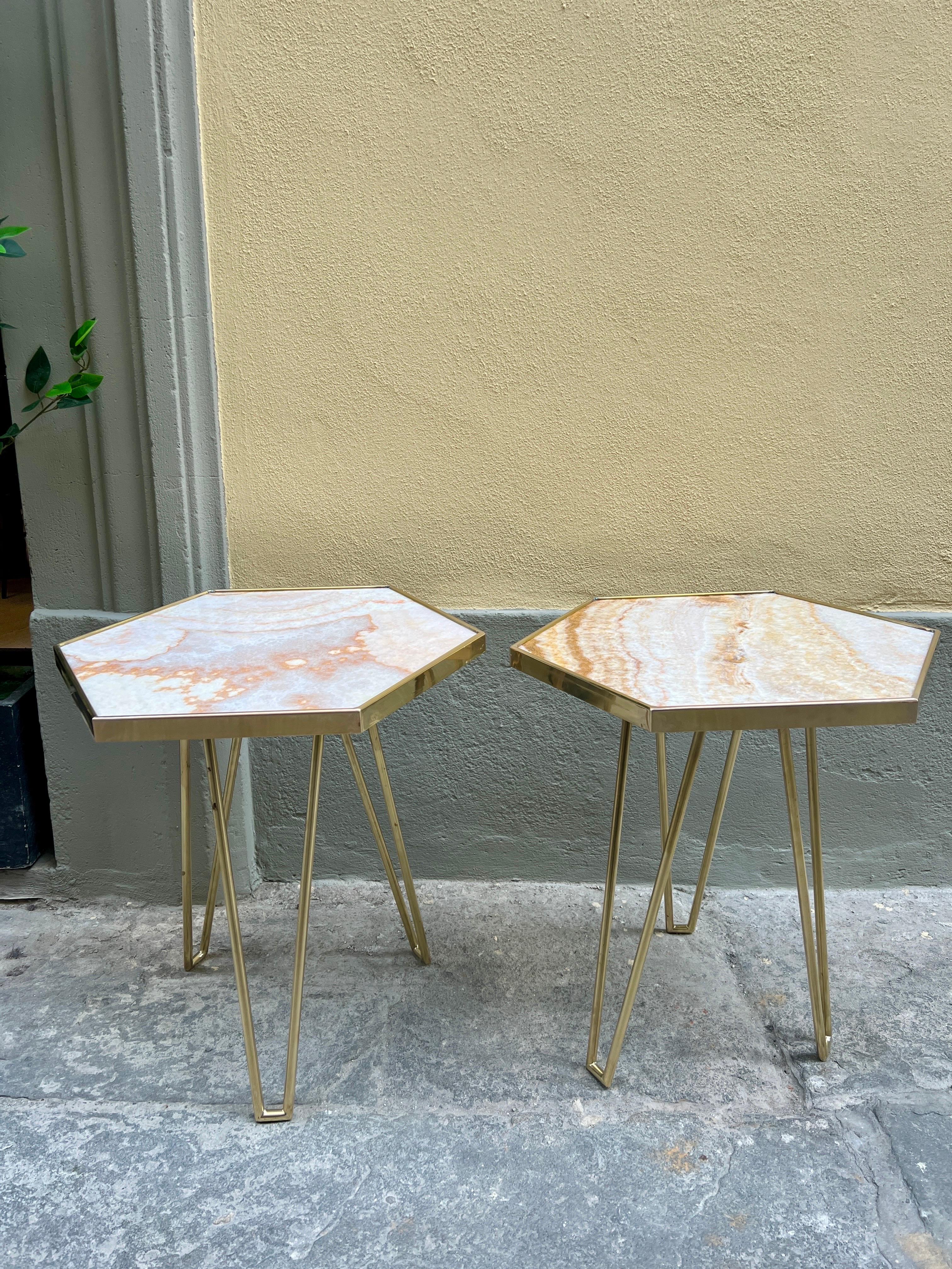 Ein Paar italienischer rosa Onyx und Messing  Beistelltische, 1980 im Angebot 8