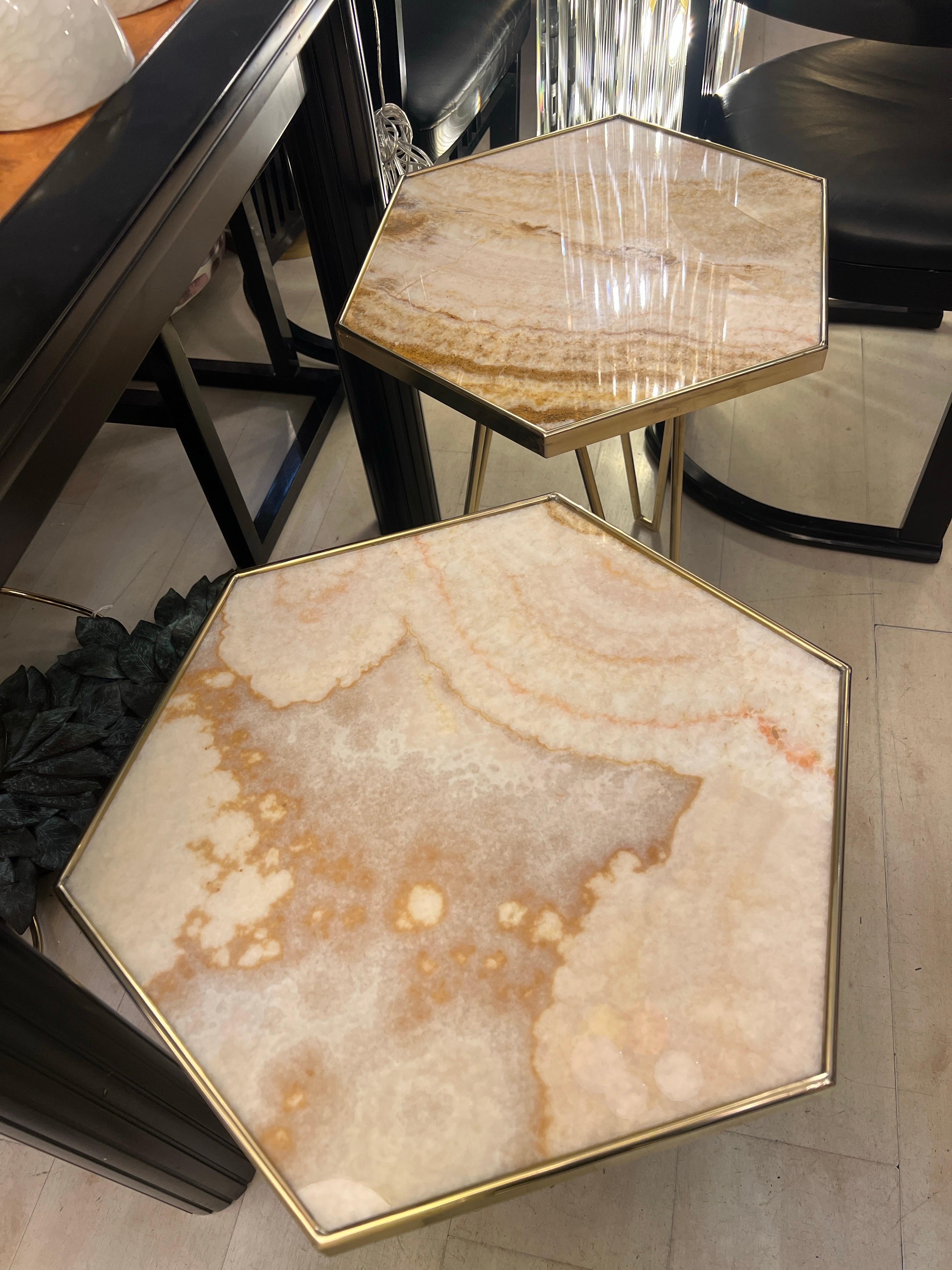 Ein Paar italienischer rosa Onyx und Messing  Beistelltische, 1980 im Angebot 9