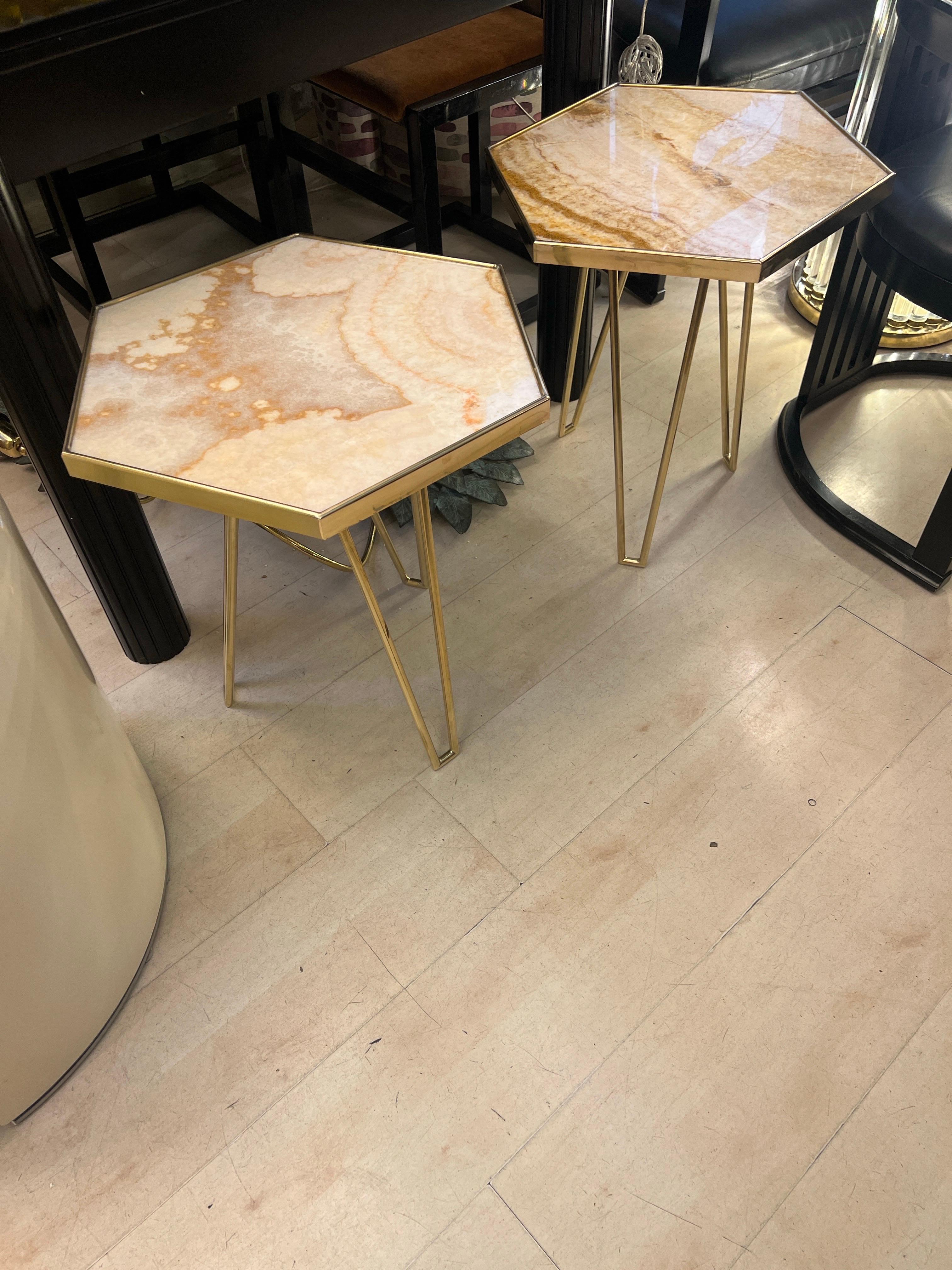 Ein Paar italienischer rosa Onyx und Messing  Beistelltische, 1980 im Angebot 10