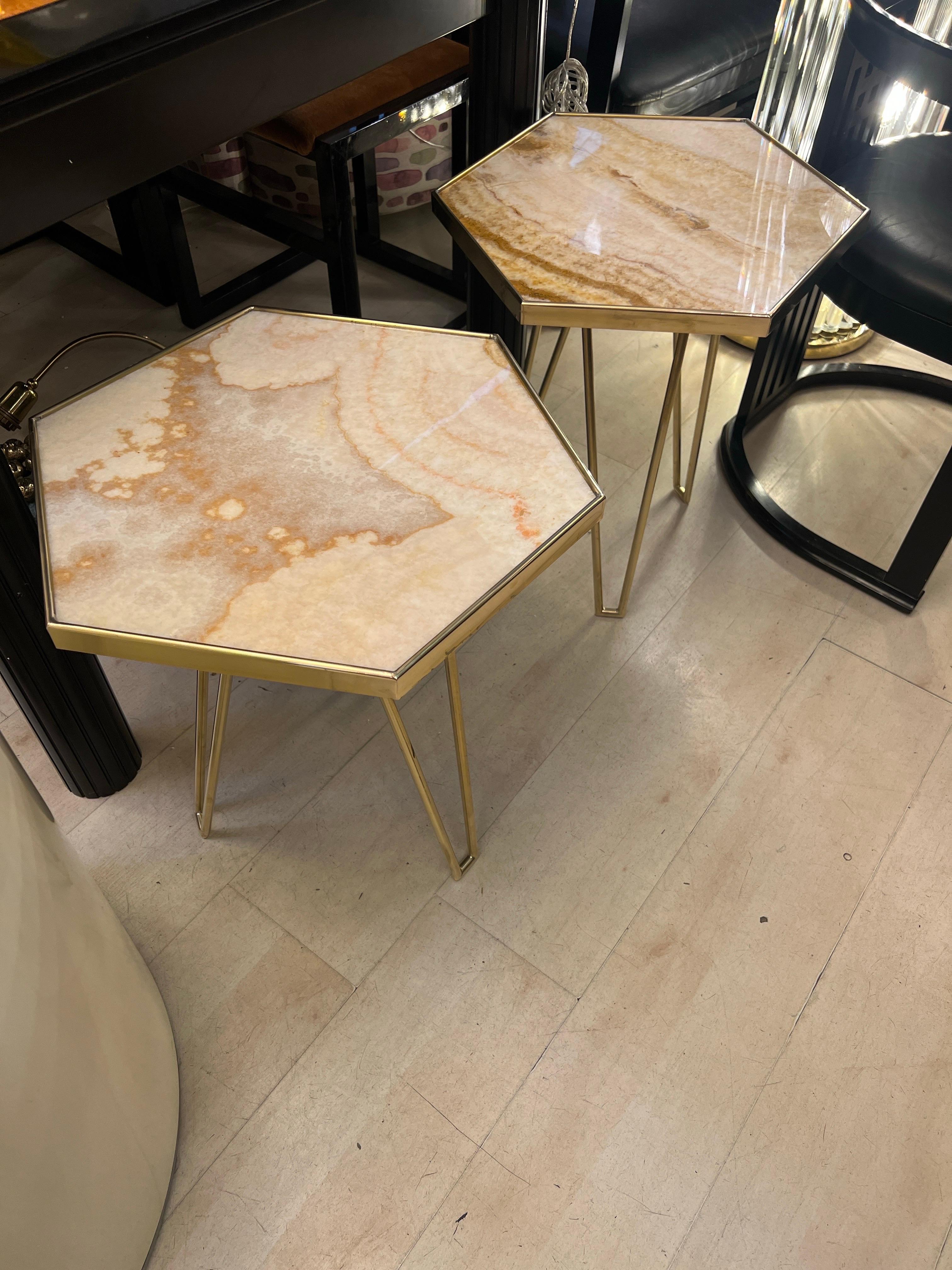 Ein Paar italienischer rosa Onyx und Messing  Beistelltische, 1980 im Angebot 11