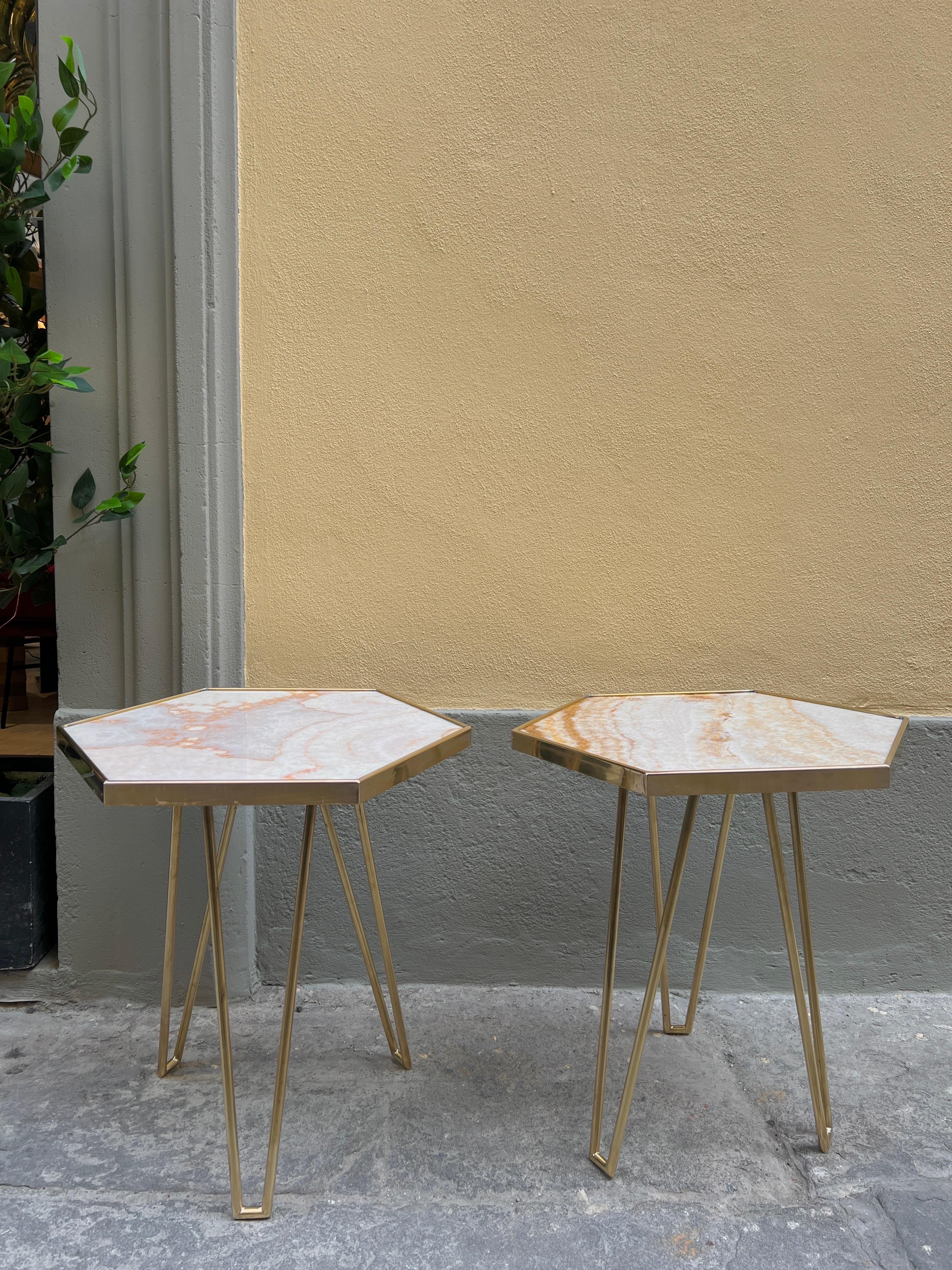 Ein Paar italienischer rosa Onyx und Messing  Beistelltische, 1980 im Angebot 12