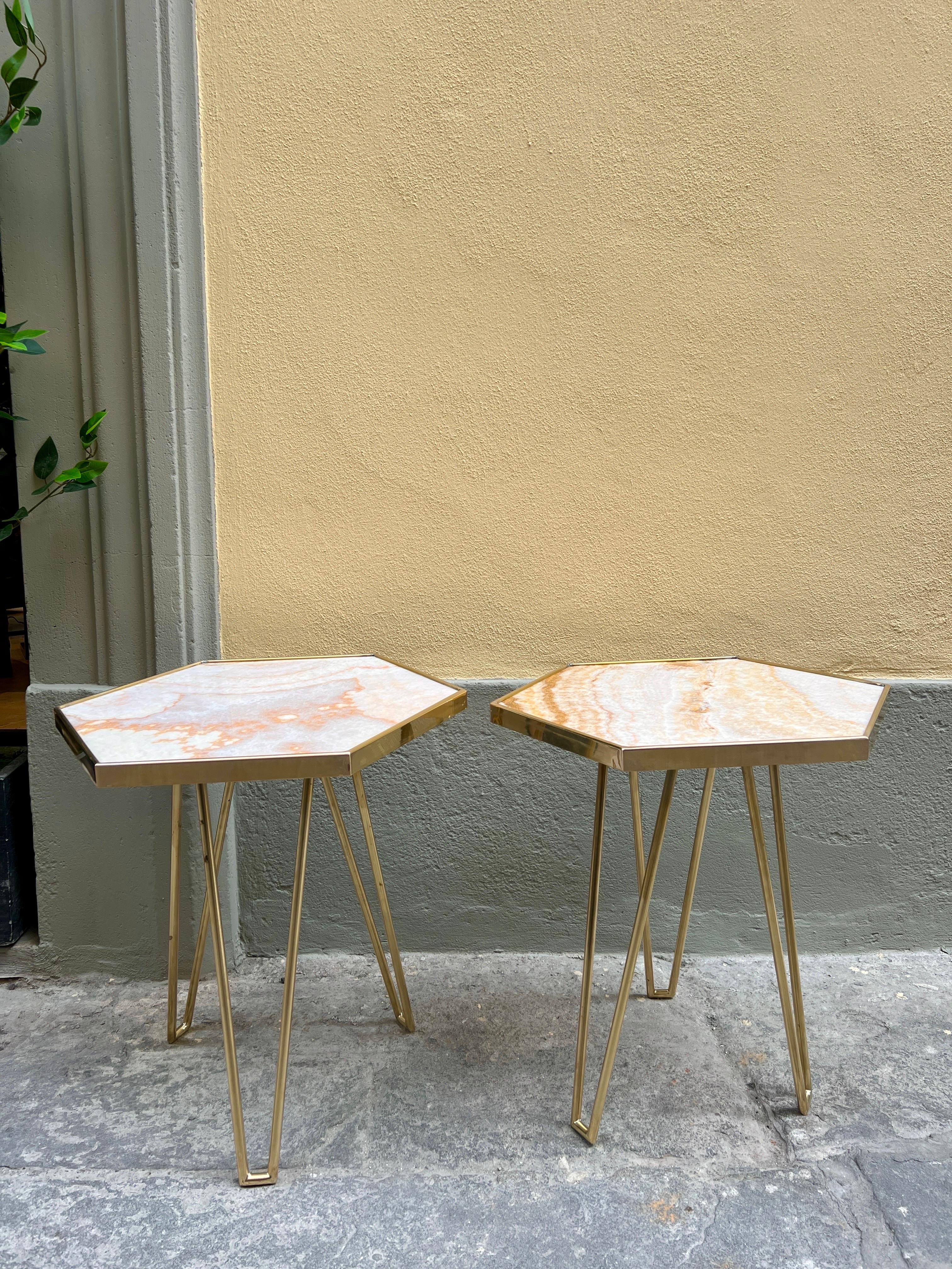 Ein Paar italienischer rosa Onyx und Messing  Beistelltische, 1980 (Moderne) im Angebot