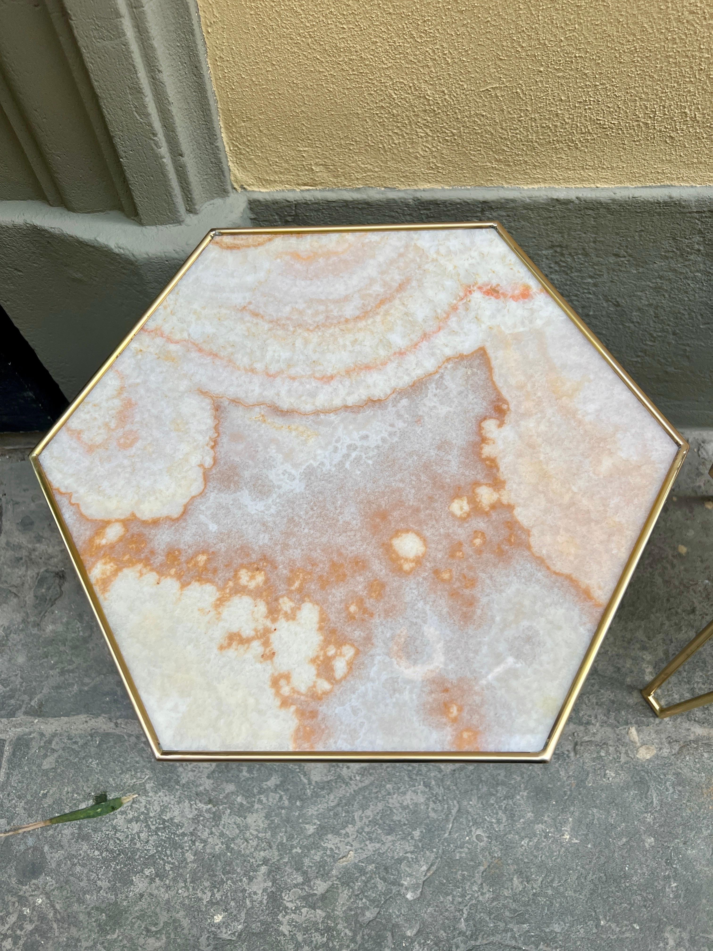 Ein Paar italienischer rosa Onyx und Messing  Beistelltische, 1980 (Italienisch) im Angebot