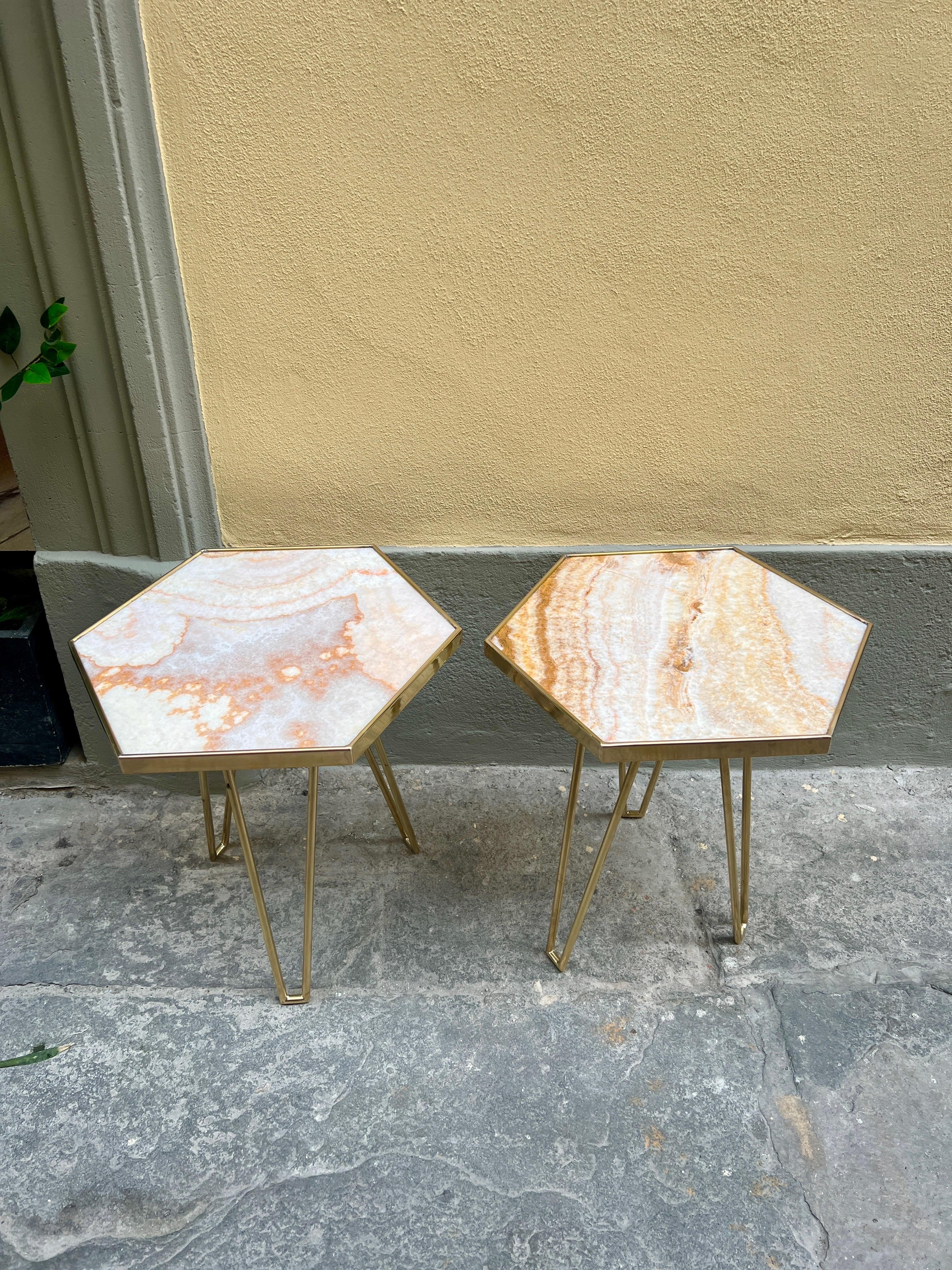 Ein Paar italienischer rosa Onyx und Messing  Beistelltische, 1980 im Zustand „Hervorragend“ im Angebot in Florence, IT