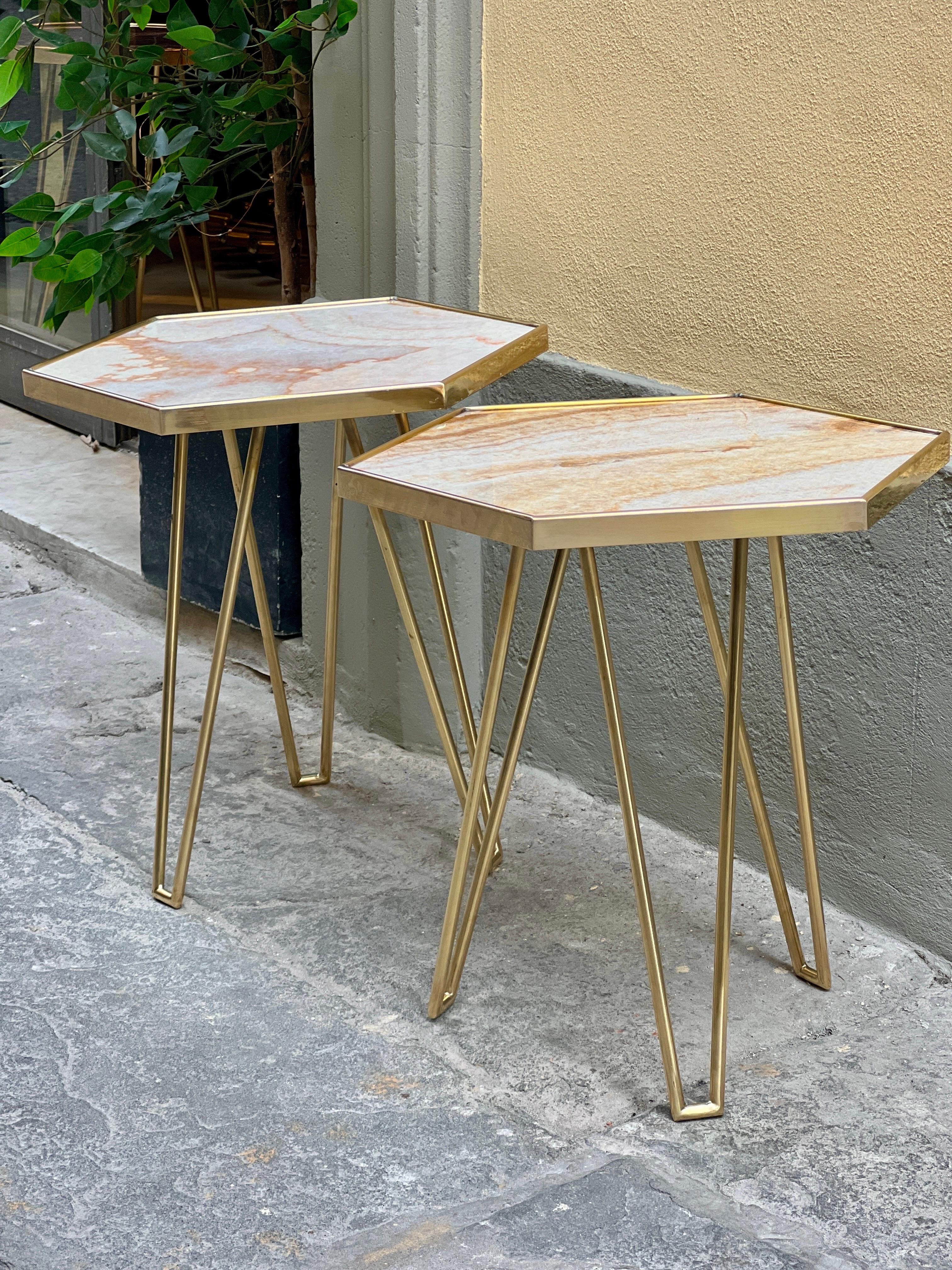 Ein Paar italienischer rosa Onyx und Messing  Beistelltische, 1980 (Ende des 20. Jahrhunderts) im Angebot