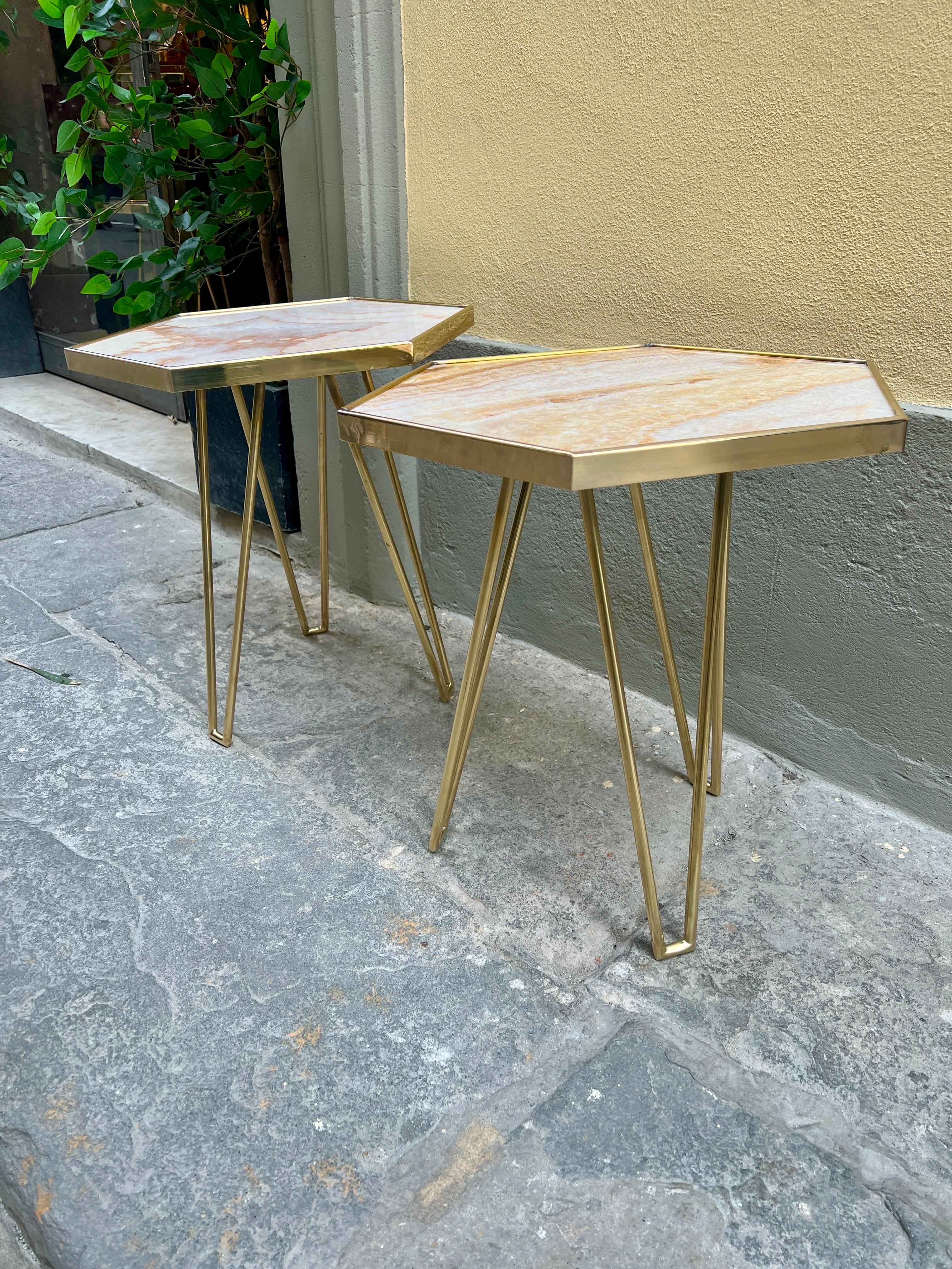 Ein Paar italienischer rosa Onyx und Messing  Beistelltische, 1980 im Angebot 1