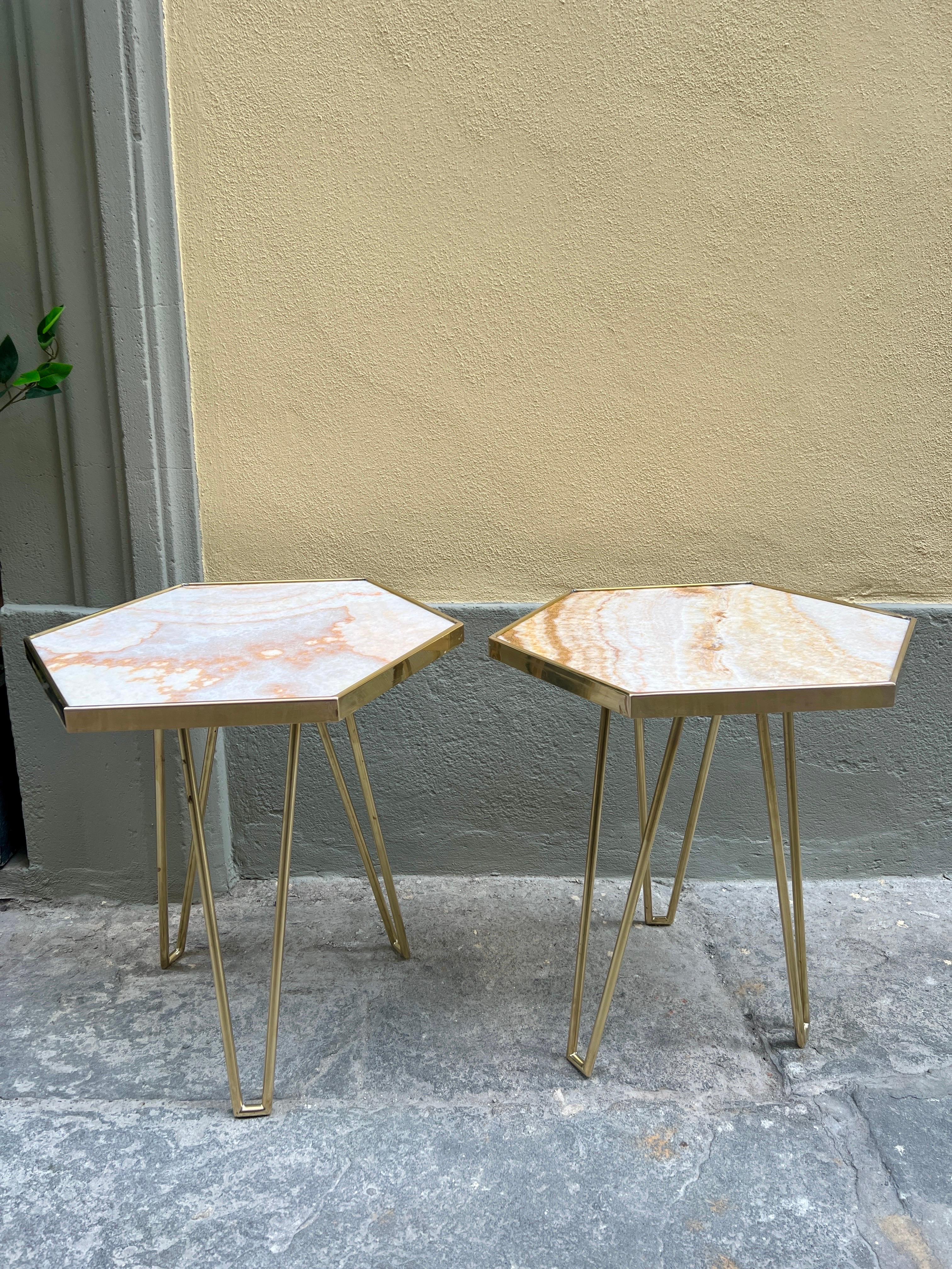 Ein Paar italienischer rosa Onyx und Messing  Beistelltische, 1980 im Angebot 2