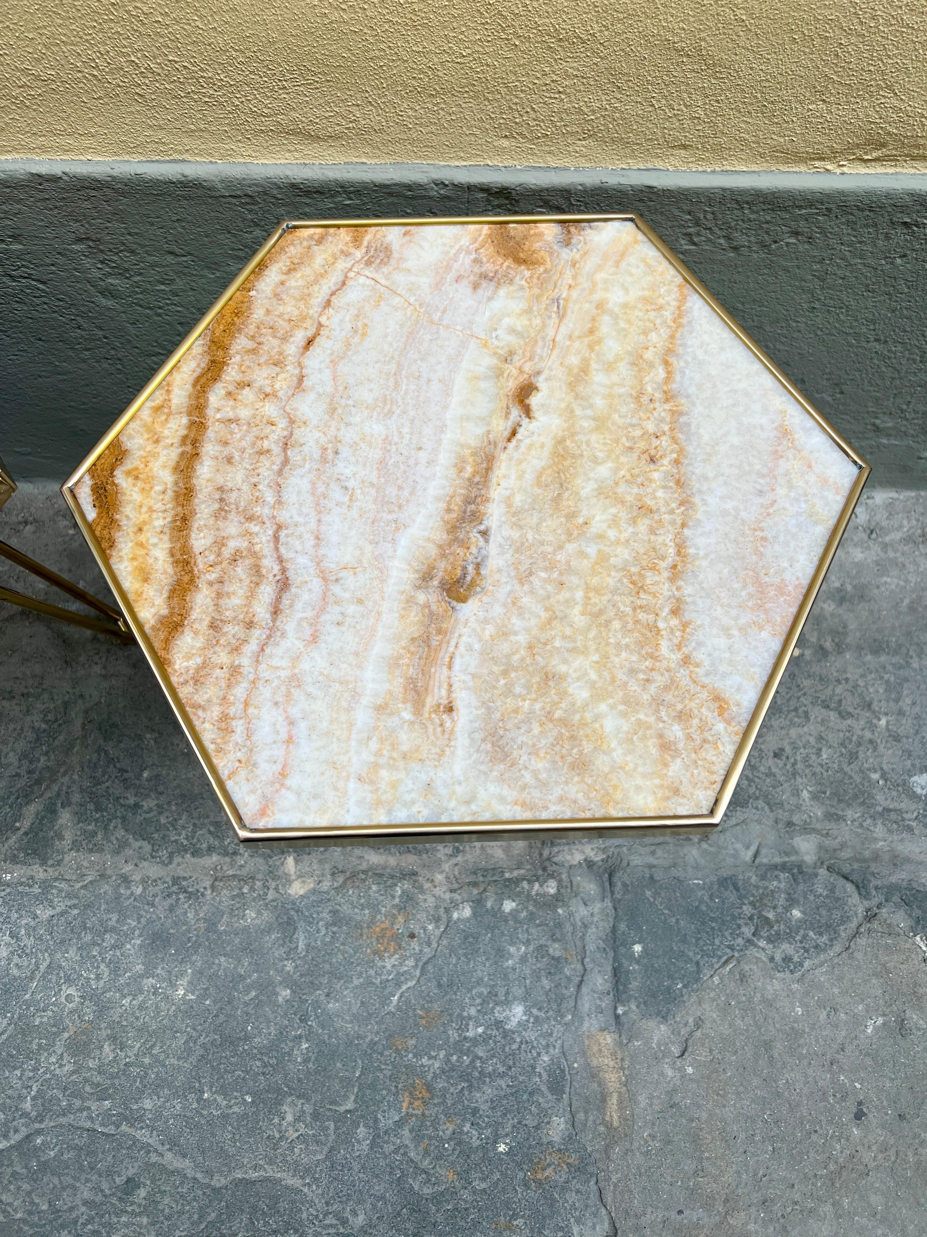 Ein Paar italienischer rosa Onyx und Messing  Beistelltische, 1980 im Angebot 3