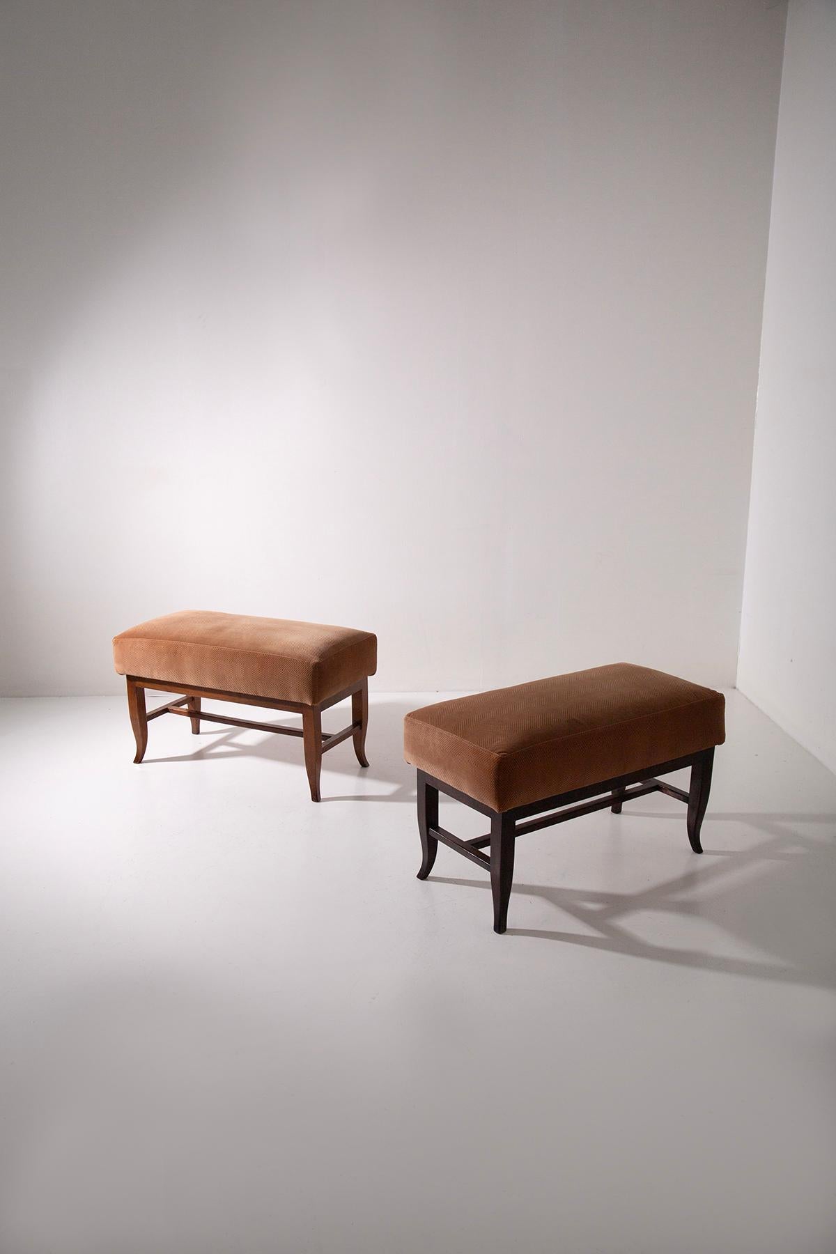 Dieses elegante Paar italienischer Hocker aus den 1950er Jahren ist ein perfektes Beispiel für das raffinierte Design jener Zeit. Die Hocker behalten ihren ursprünglichen Samtstoff in einem warmen Orangeton, der mit zarten geometrischen Mustern