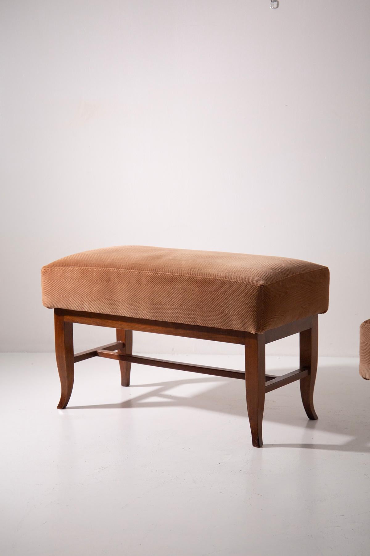Paar italienische Hocker mit originalem Stoff aus der Zeit in orangefarbenem Samt (Moderne der Mitte des Jahrhunderts) im Angebot