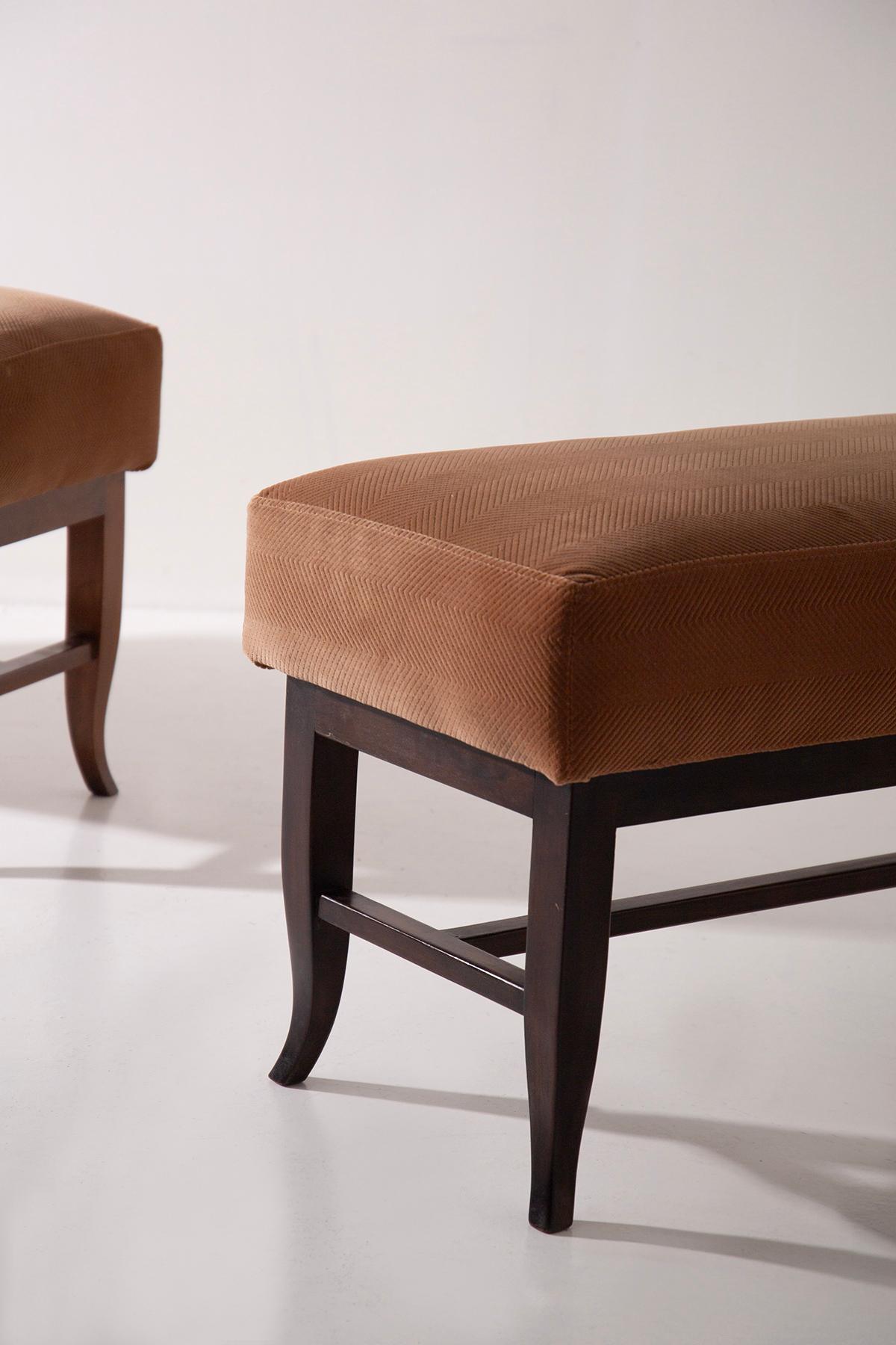 Paar italienische Hocker mit originalem Stoff aus der Zeit in orangefarbenem Samt (Italian) im Angebot