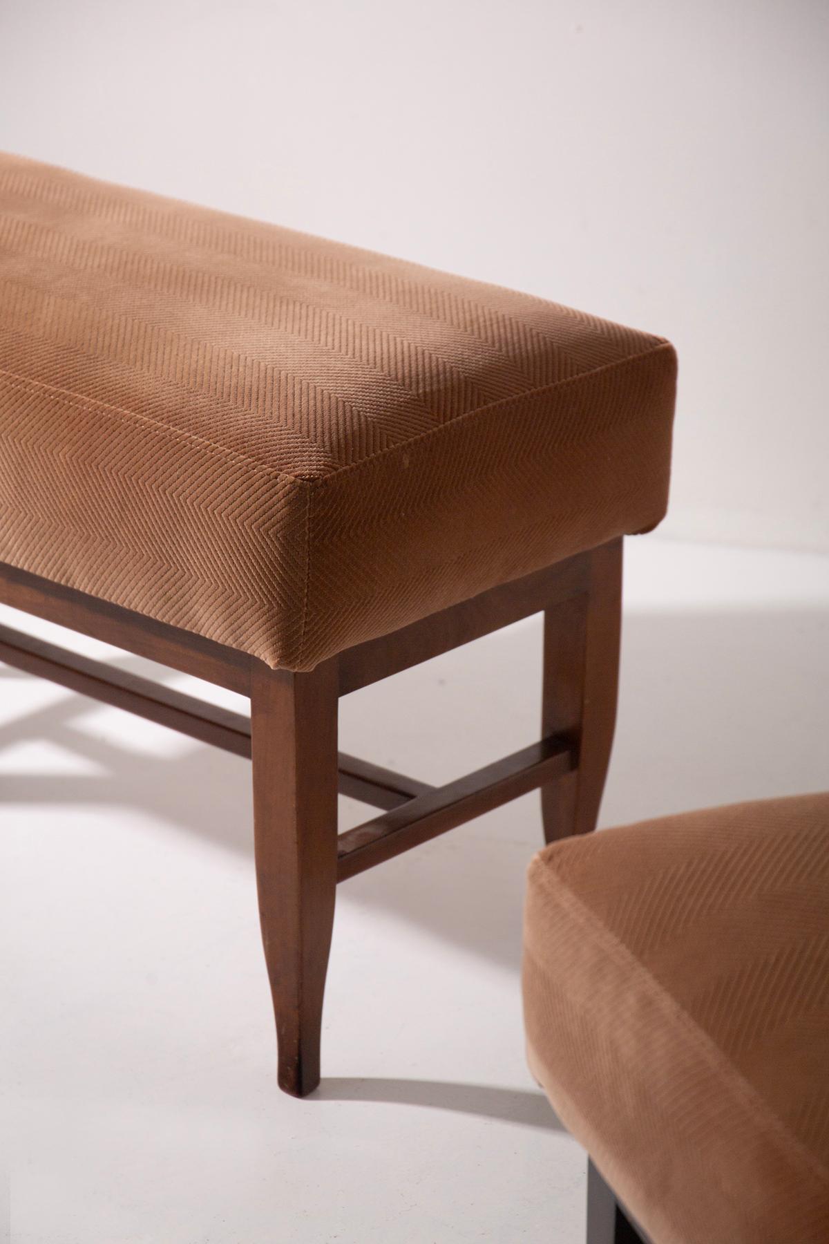 Paar italienische Hocker mit originalem Stoff aus der Zeit in orangefarbenem Samt (Mid-20th Century) im Angebot