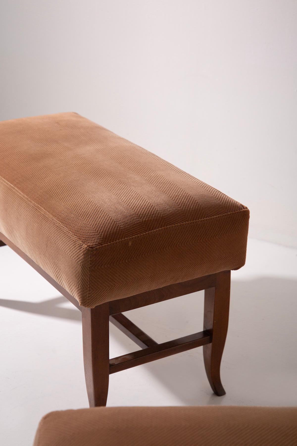 Paar italienische Hocker mit originalem Stoff aus der Zeit in orangefarbenem Samt im Angebot 1