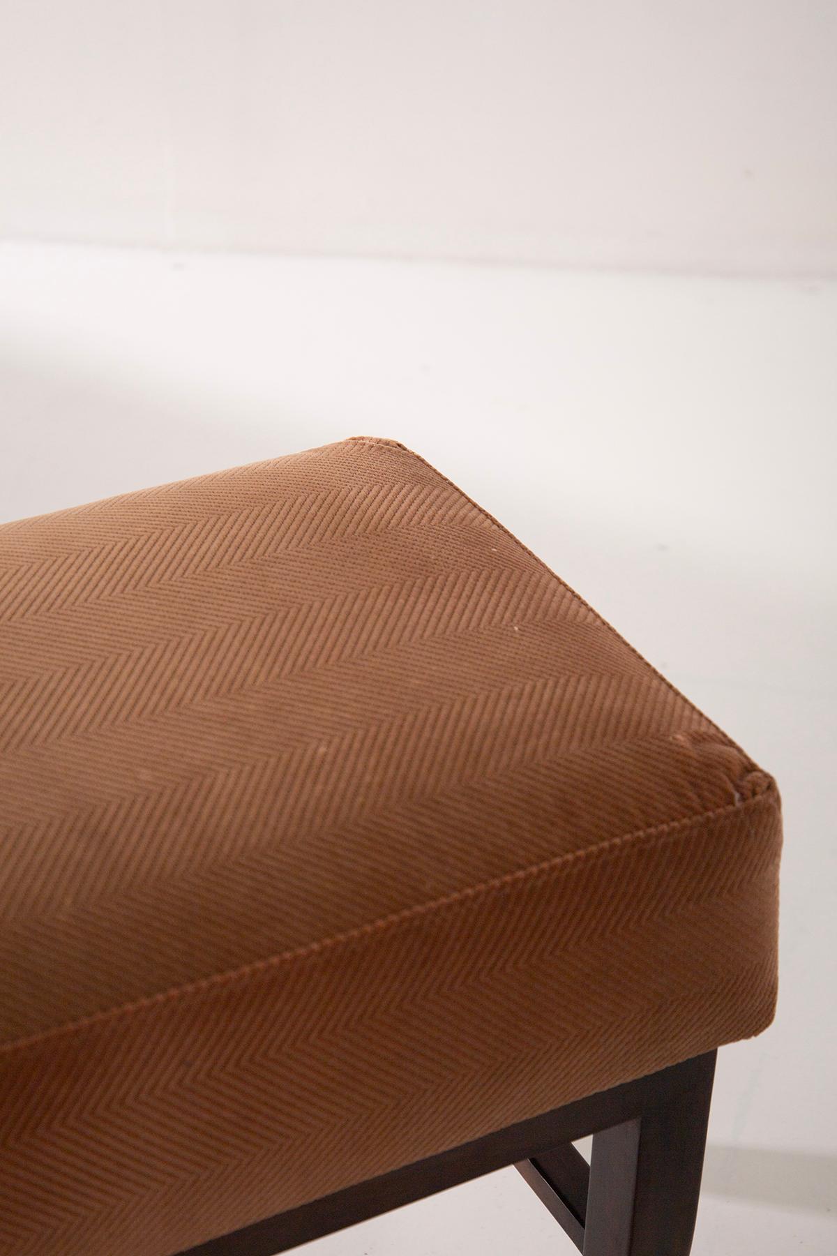 Paar italienische Hocker mit originalem Stoff aus der Zeit in orangefarbenem Samt im Angebot 2