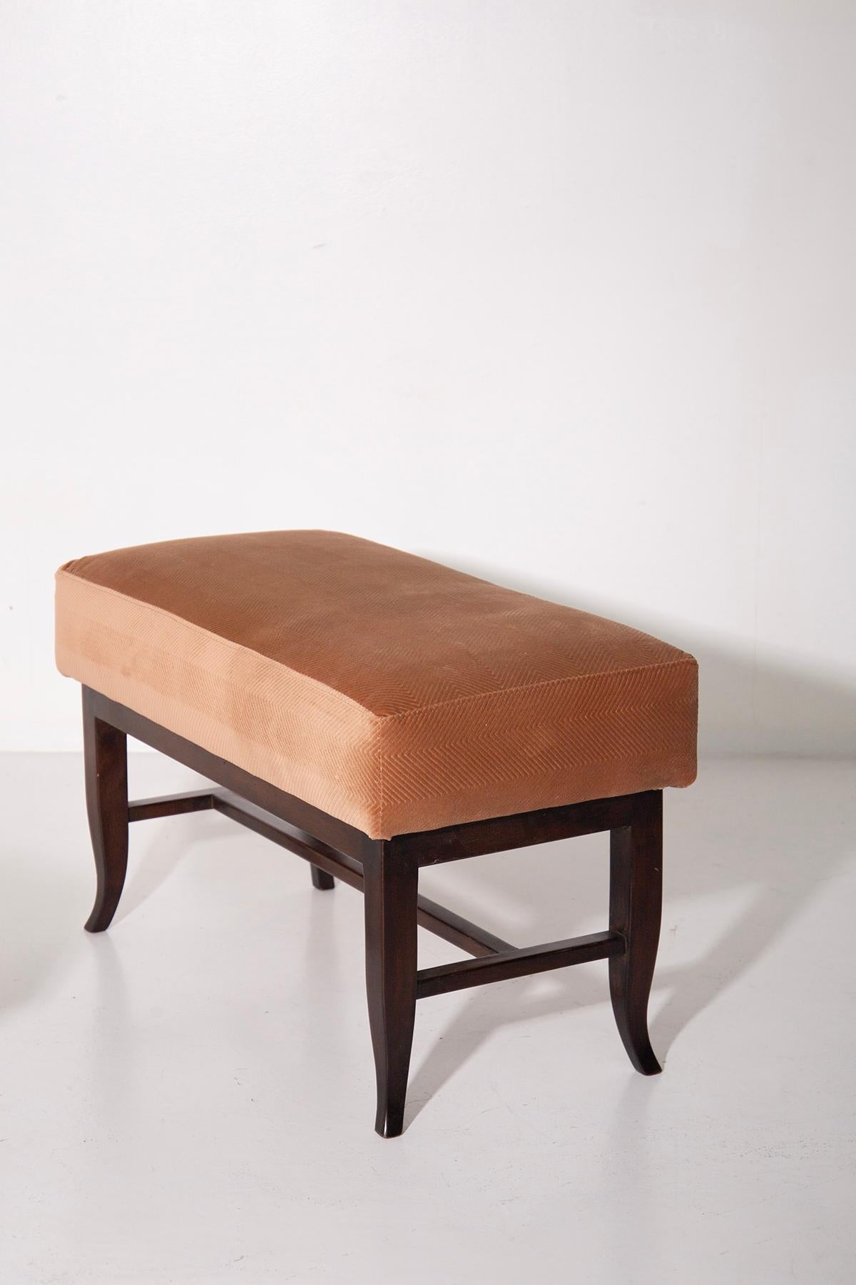 Paar italienische Hocker mit originalem Stoff aus der Zeit in orangefarbenem Samt im Angebot 3