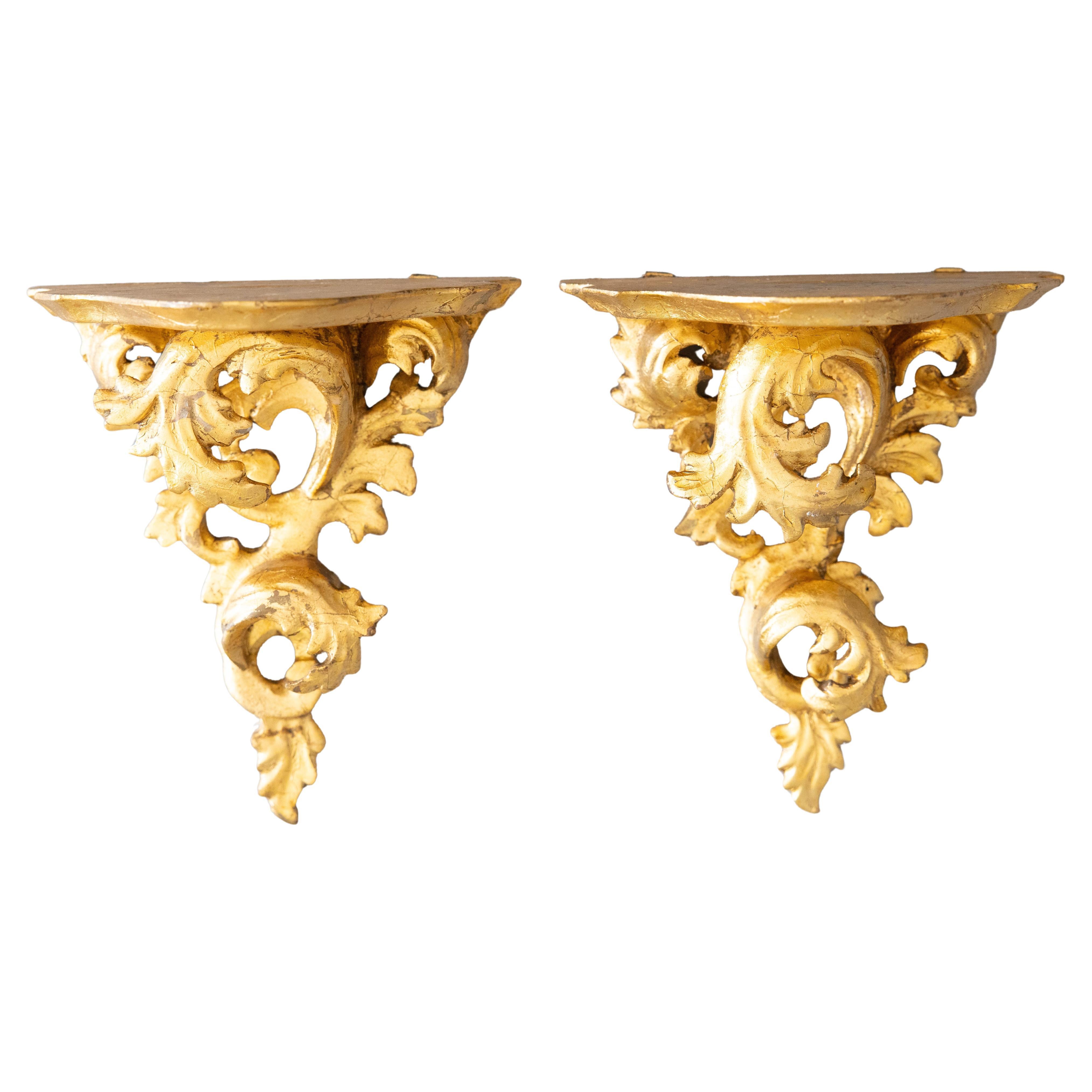 Paar italienische Rokoko-Wandkonsolen aus geschnitztem Giltwood, um 1950