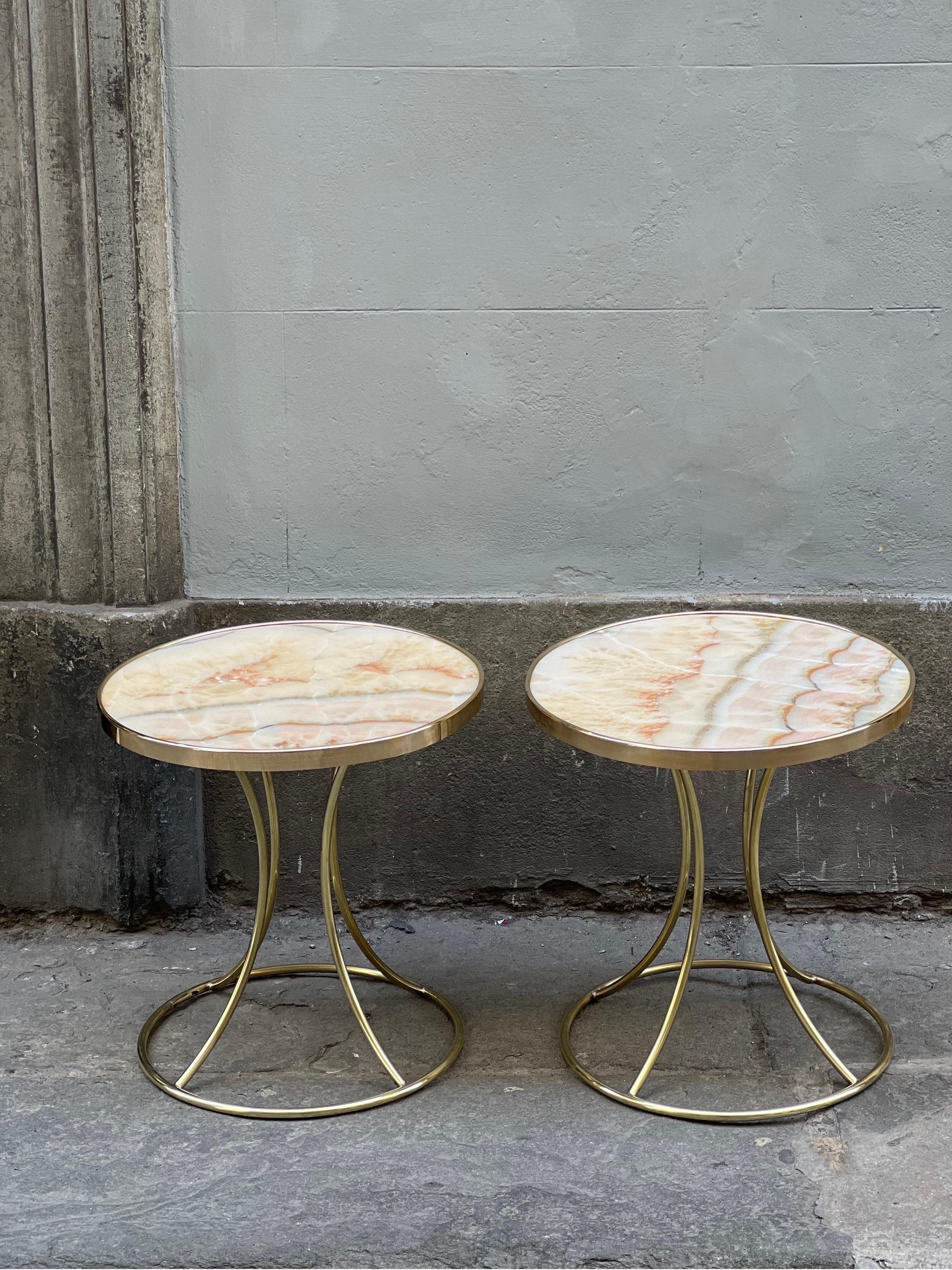 Pair of Vintage Italian Round Pink Onyx and Brass Tables, 1980 In Excellent Condition In Florence, IT