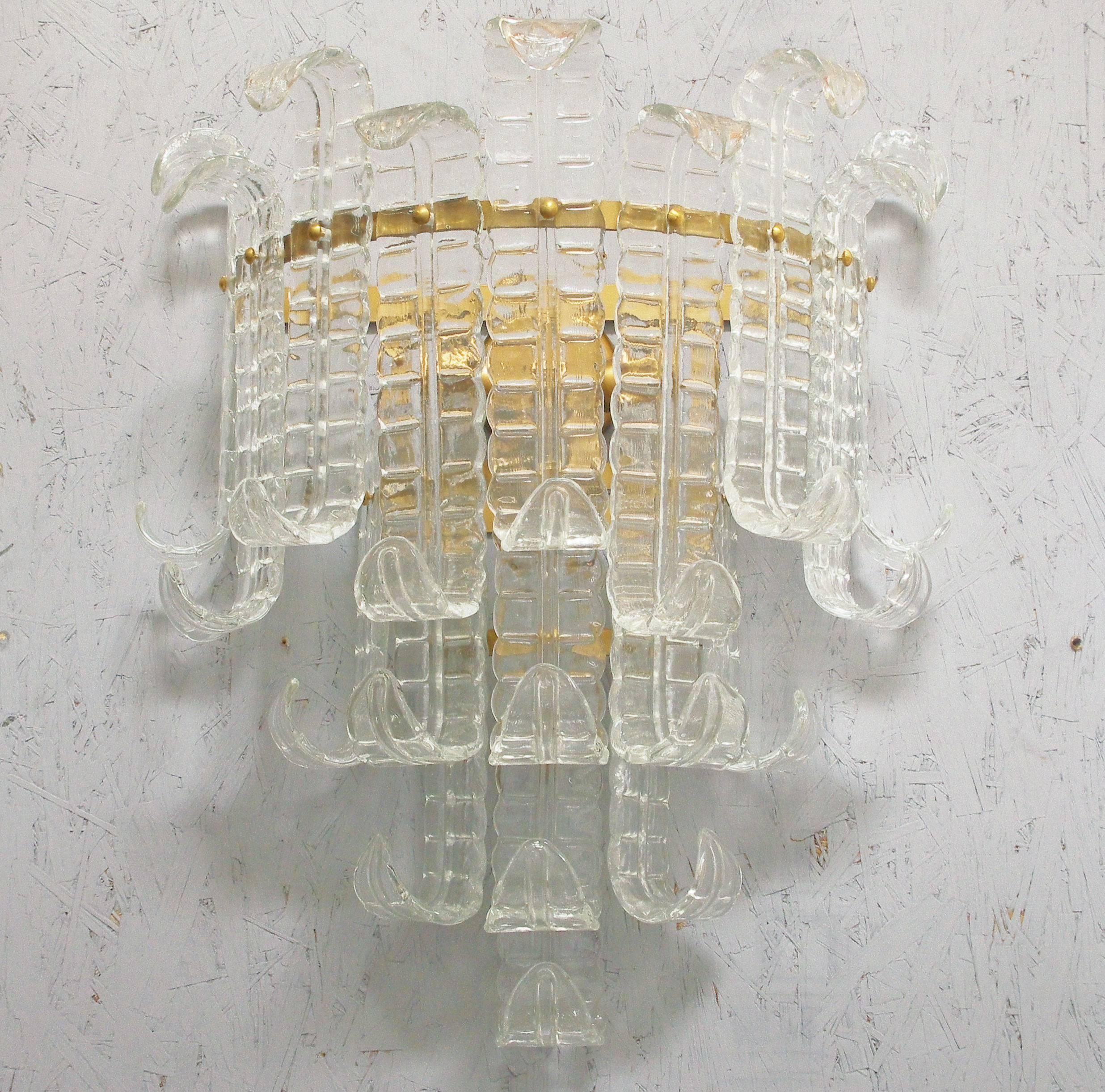 Pair of vintage Italian sconces with textured clear Murano glass crafted in Felci technique, mounted on brass frame / Designed by Barovier e Toso, circa 1960s / Made in Italy.

