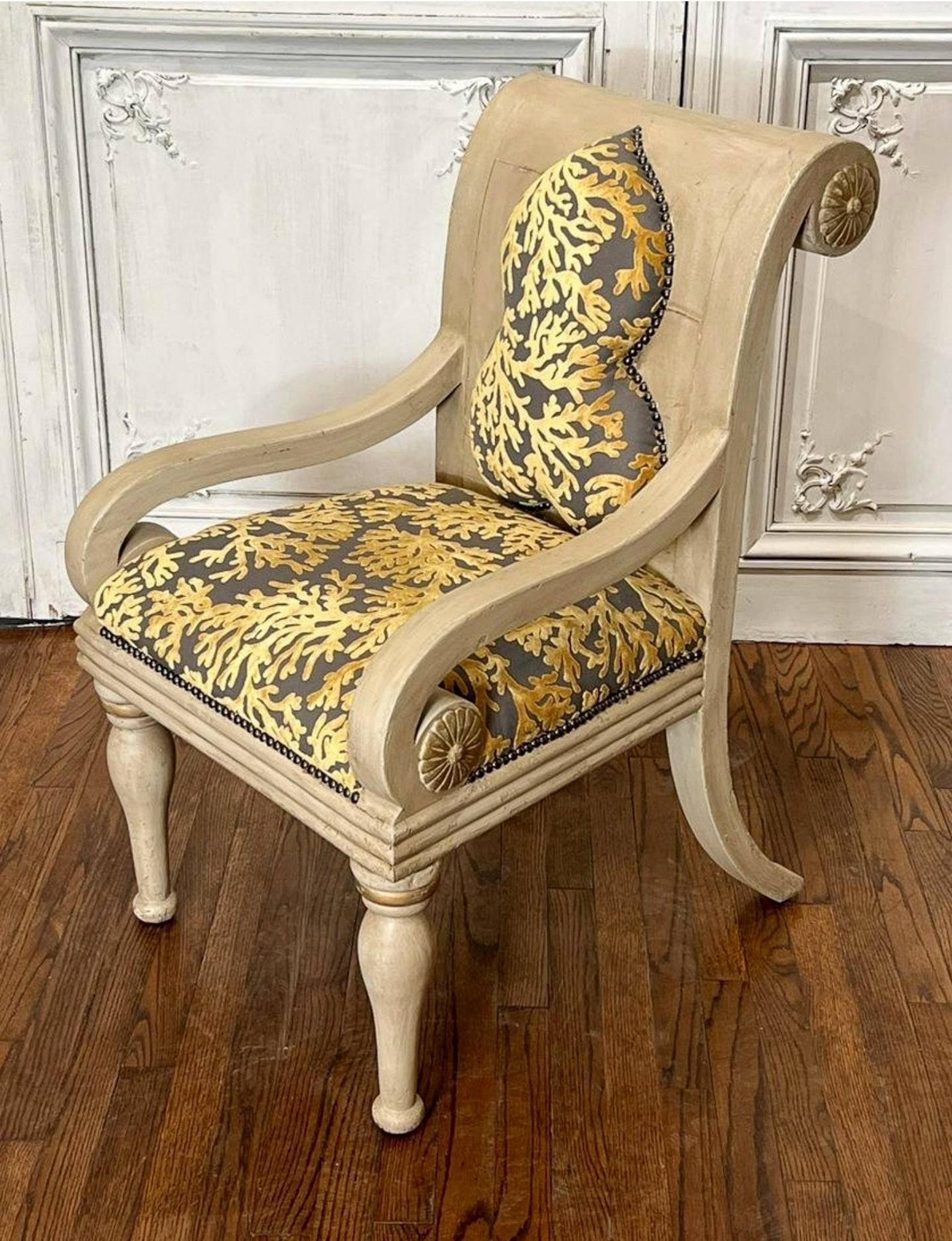 20ième siècle  Paire de fauteuils italiens vintage à dossier en volute en vente