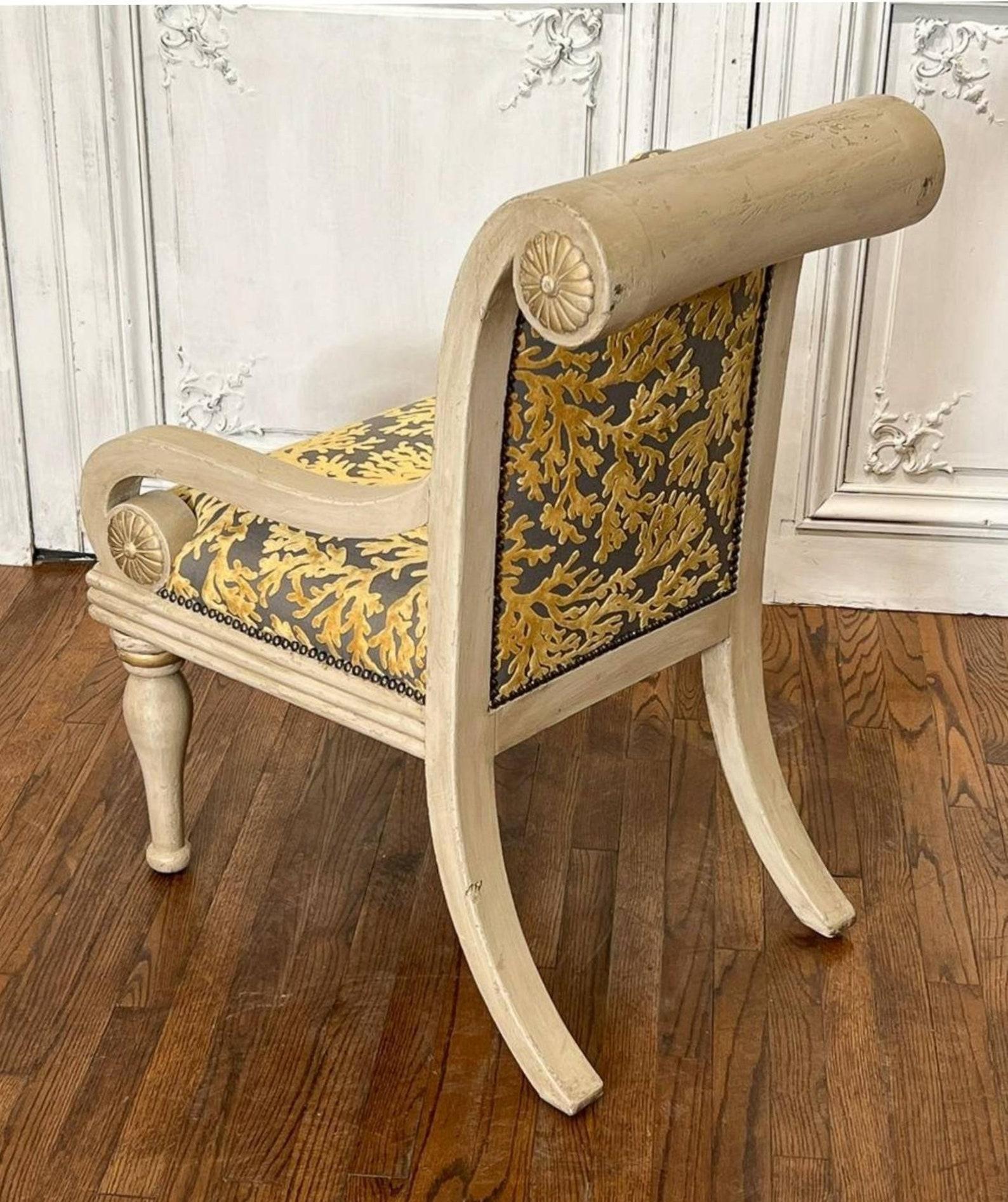 Paire de fauteuils italiens vintage à dossier en volute en vente 2