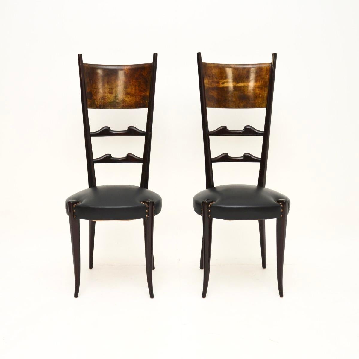 Une paire élégante et très rare de chaises d'appoint italiennes vintage par Aldo Tura. Fabriqués en Italie, ils datent des années 1970.

La qualité est superbe, ils sont magnifiquement conçus et sont fabriqués en bois laqué, avec les dossiers