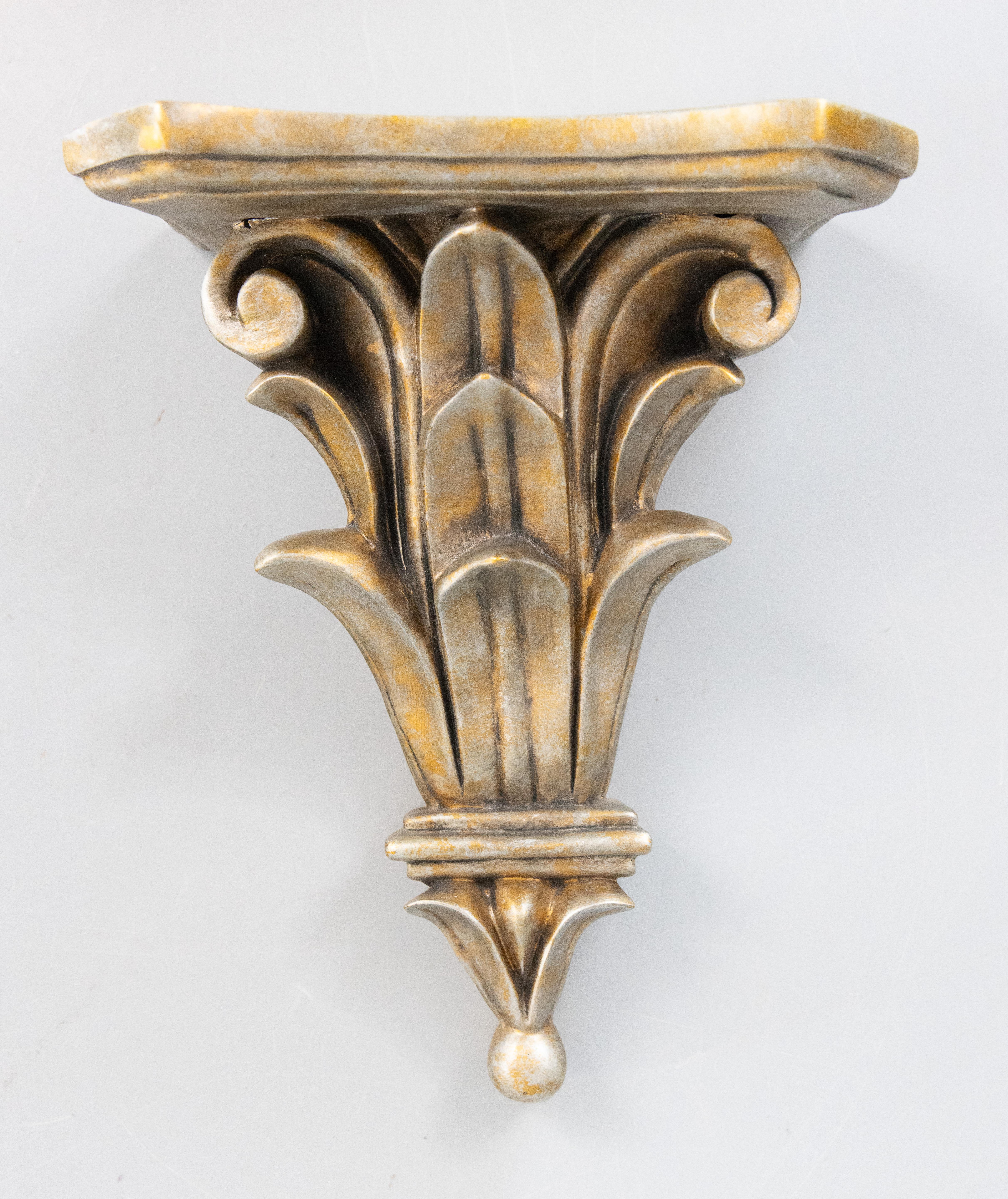 Ein stilvolles Paar italienischer Wandhalterungen oder Regale im neoklassischen Stil aus Silber und vergoldetem Harz mit einem schönen Akanthusblatt-Design. Sie eignen sich hervorragend zur Präsentation von dekorativen Sammlerstücken oder sind auch