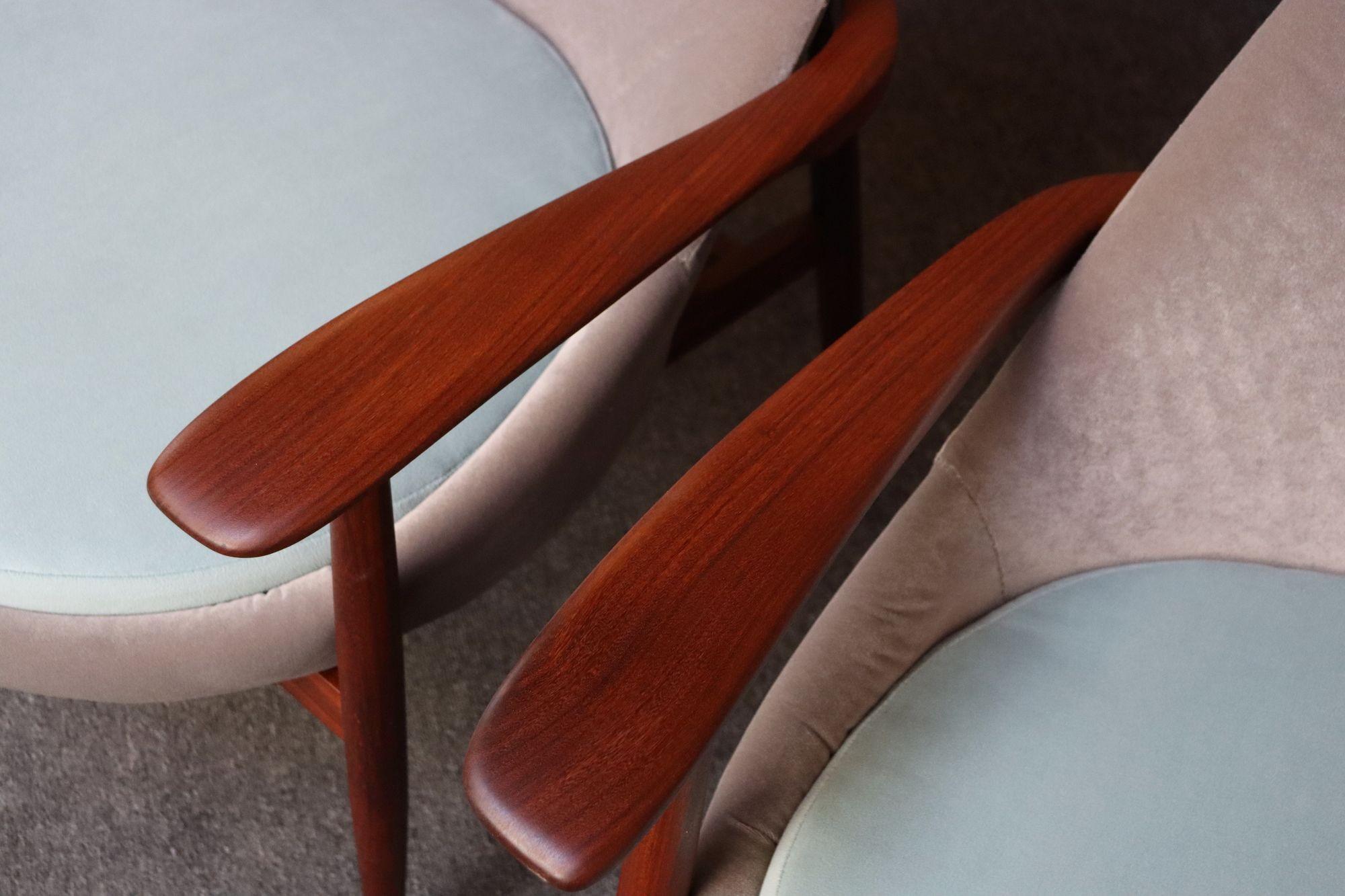 Paar italienische Sessel ohne Armlehne im Vintage-Stil aus Nussbaum und Mohair von Fratelli Marelli im Angebot 3