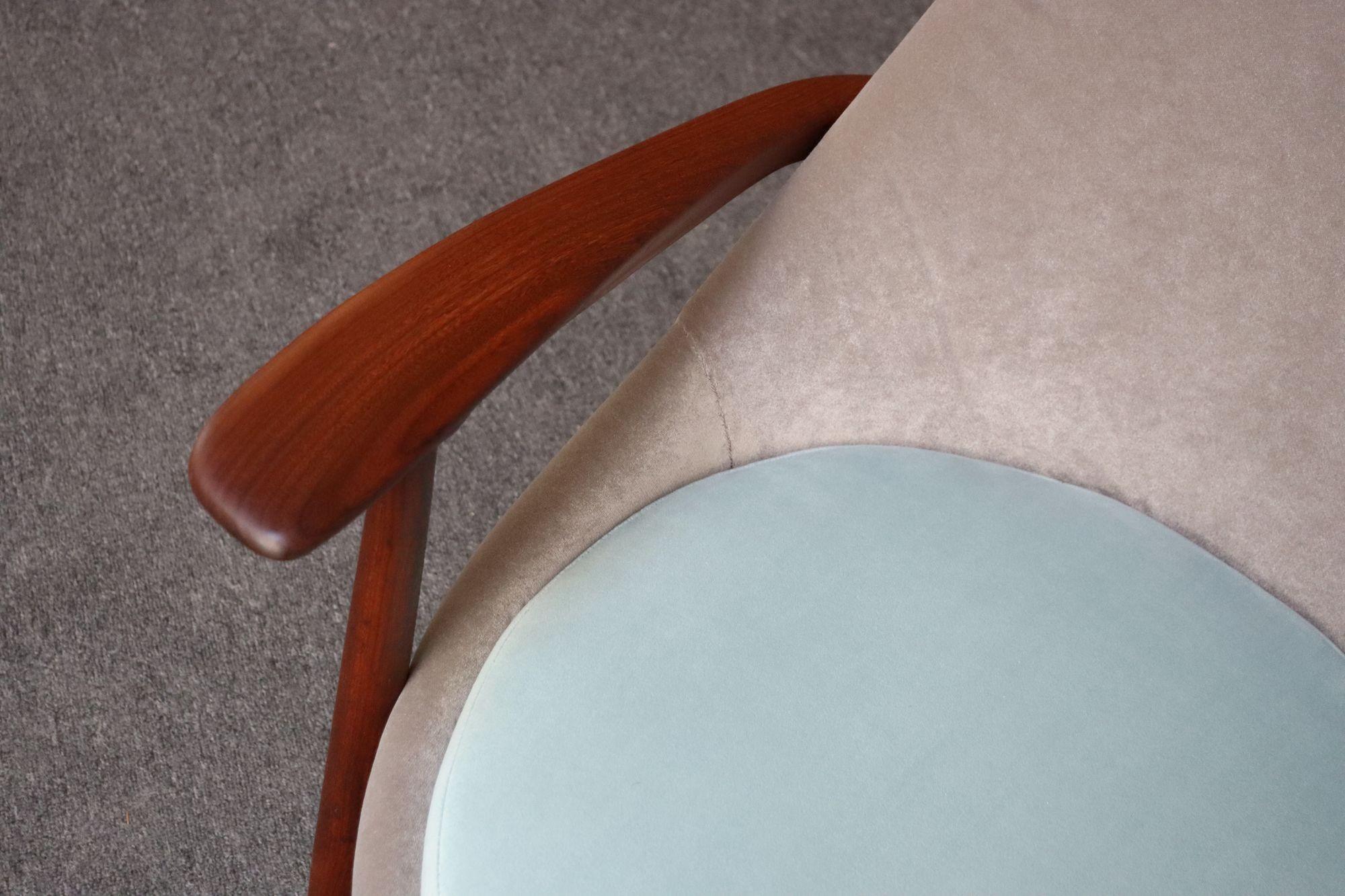 Paar italienische Sessel ohne Armlehne im Vintage-Stil aus Nussbaum und Mohair von Fratelli Marelli im Angebot 13