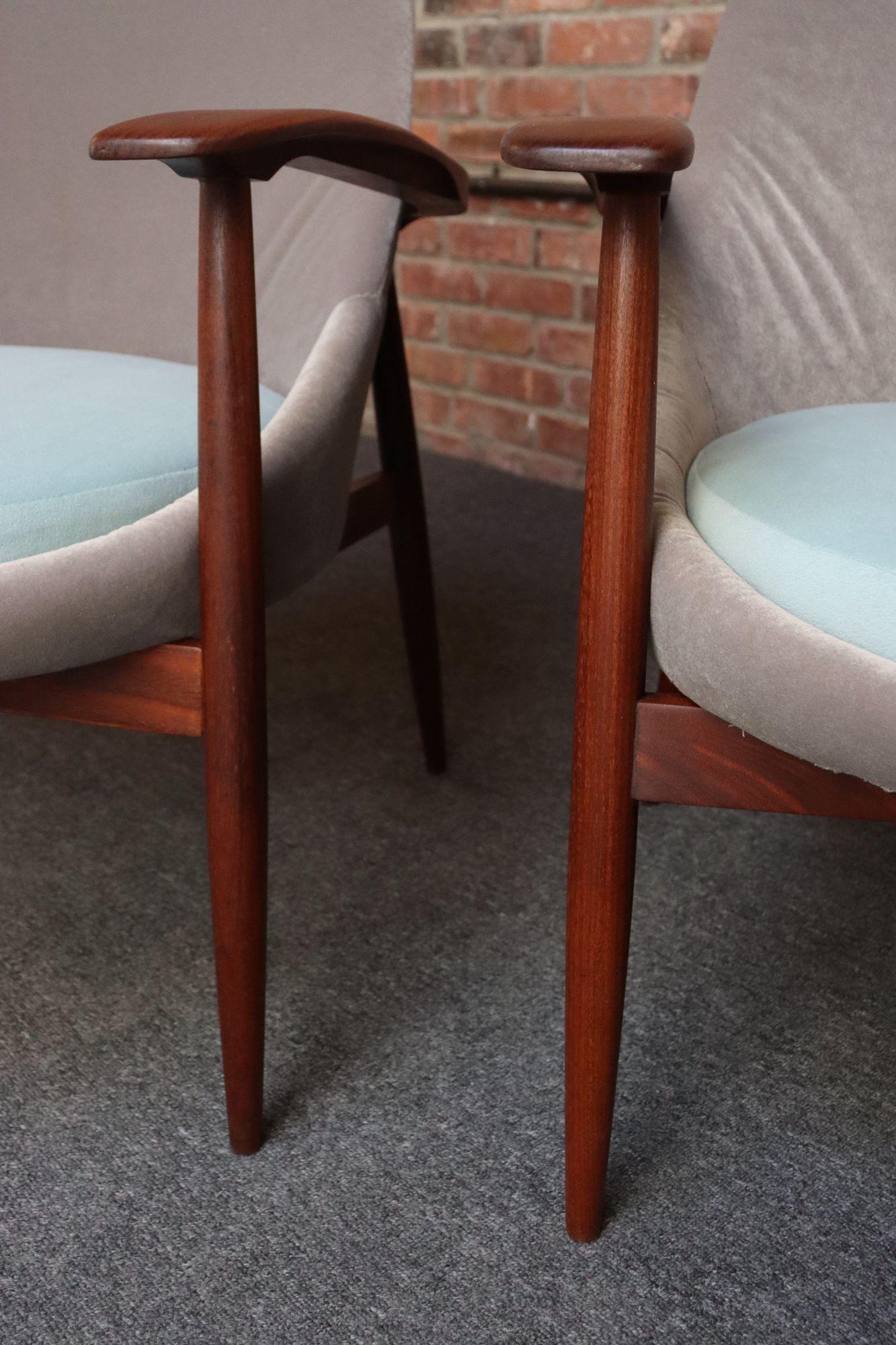Paar italienische Sessel ohne Armlehne im Vintage-Stil aus Nussbaum und Mohair von Fratelli Marelli im Angebot 5