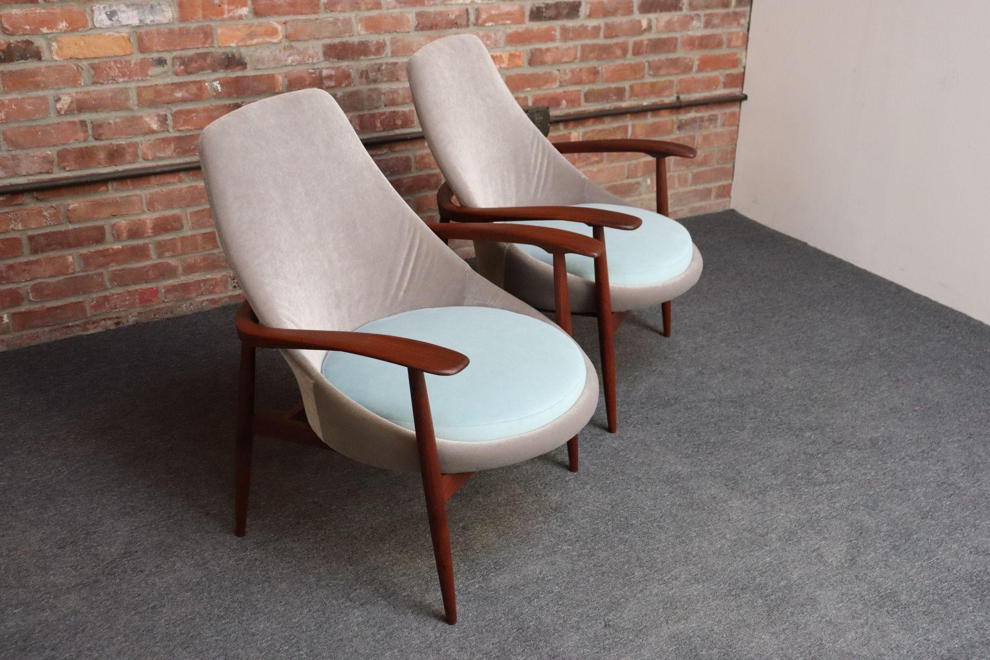 Kleine Pantoffel-, Arm- und Loungesessel von Framar (Fratelli Marelli), die neben ihren eigenen Originalentwürfen auch Möbel von bekannten italienischen Designern wie Paolo Buffa und Nino Zoncada herstellten (ca. 1950er Jahre, Italien).
Diese Stühle