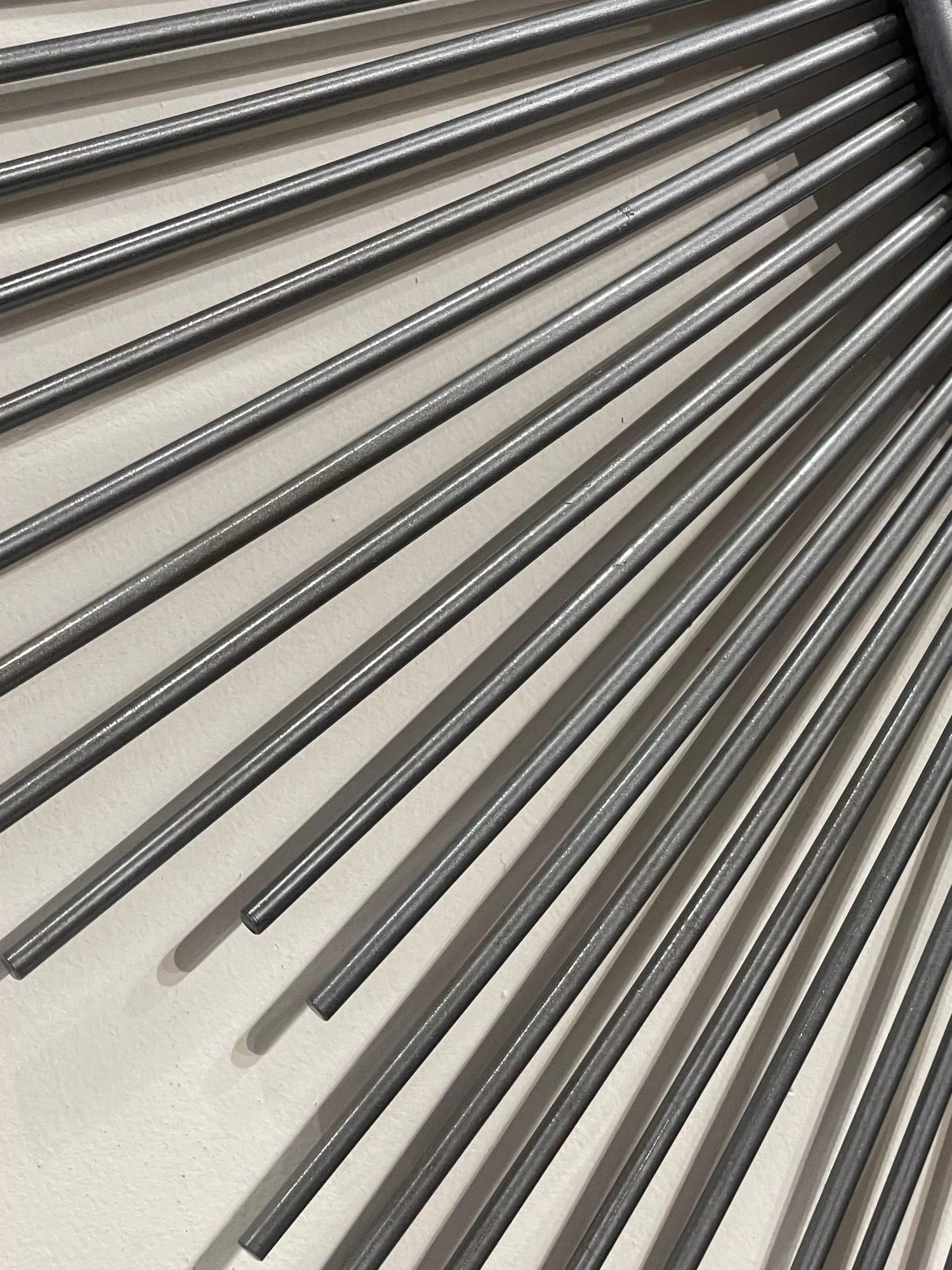 20ième siècle Paire de miroirs italiens vintage en acier Sunburst en vente