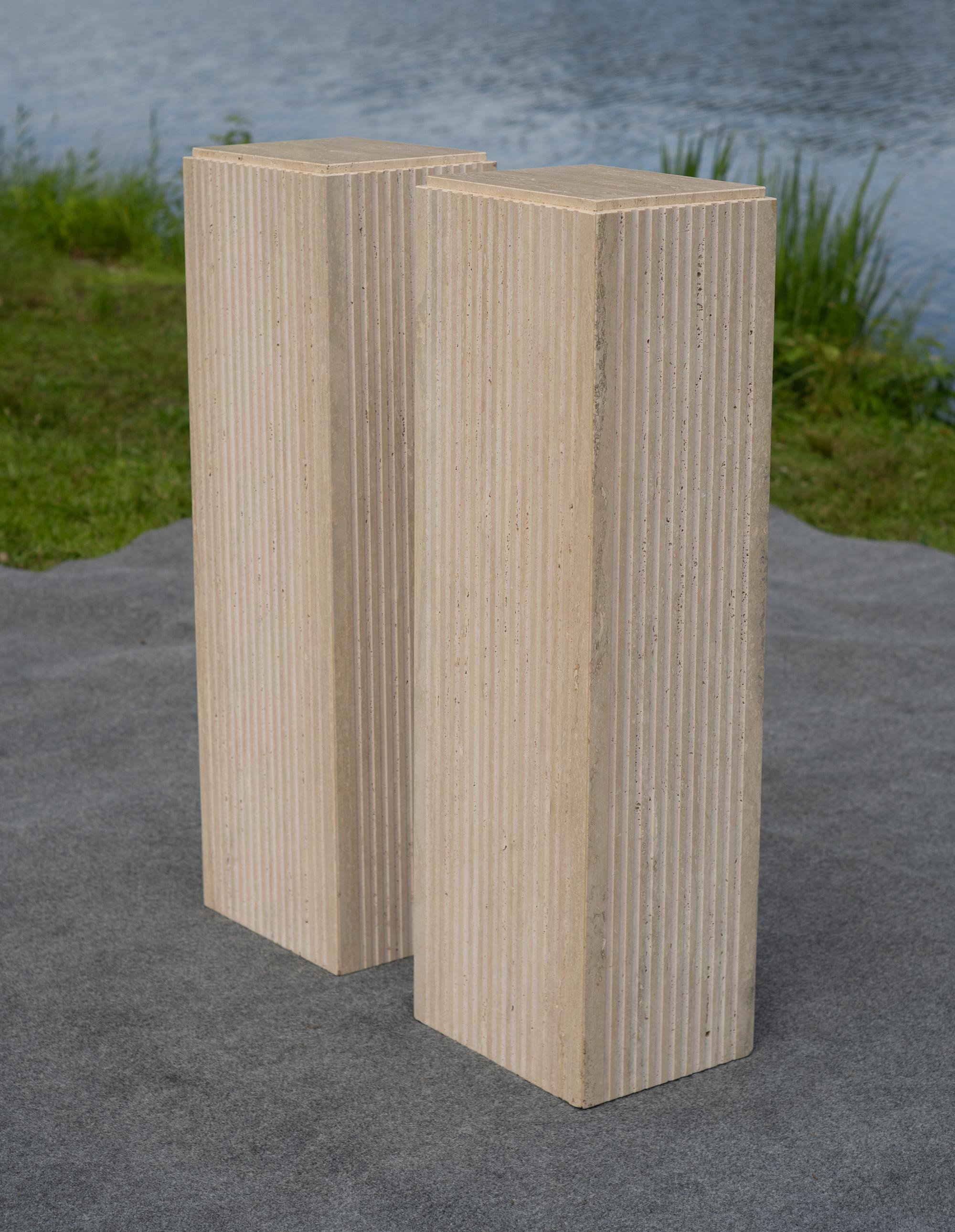 Polished Pair of Vintage Italian Stone International Fluted Travertine Marble Pedestals For Sale