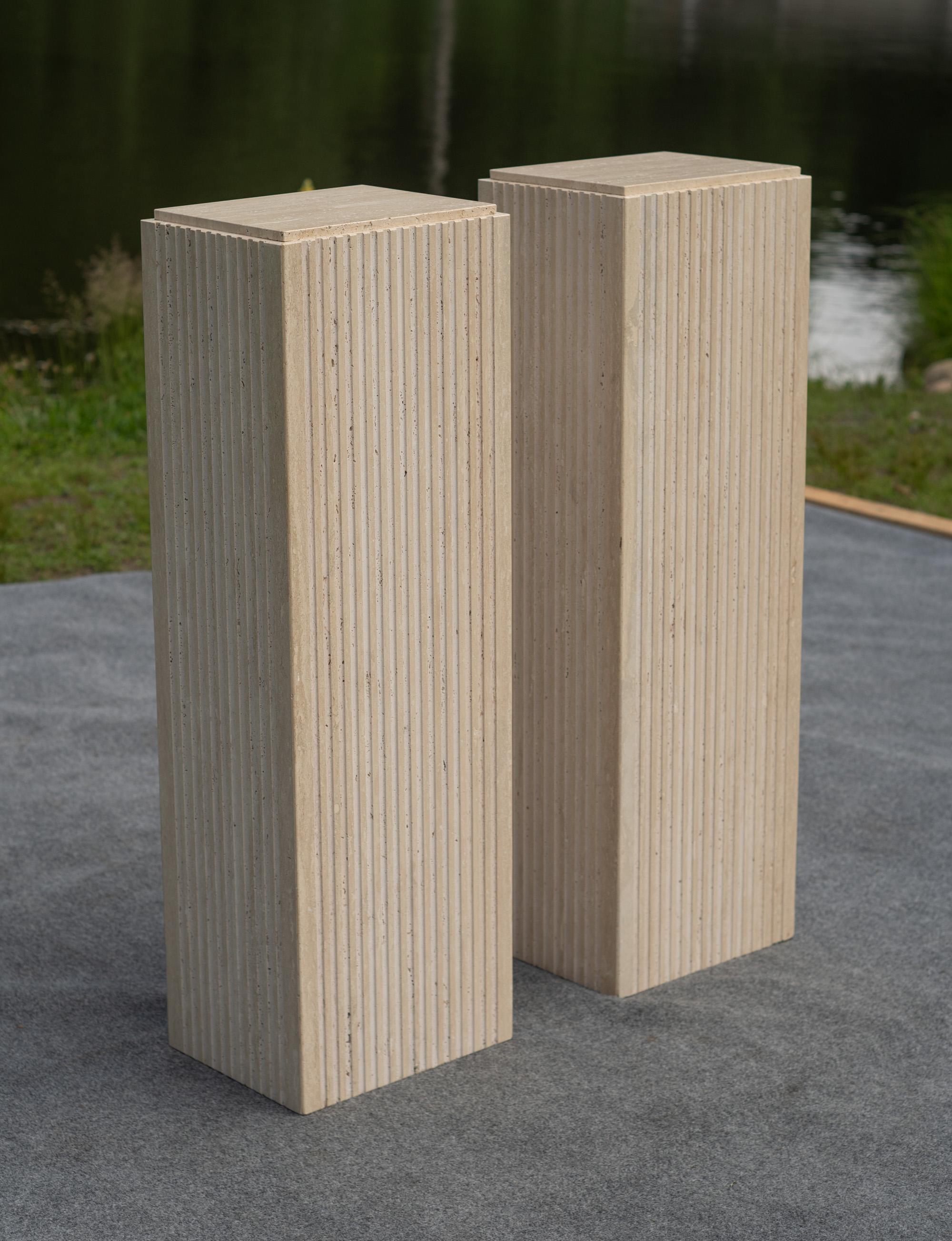 Pair of Vintage Italian Stone International Fluted Travertine Marble Pedestals In Good Condition For Sale In Philadelphia, PA
