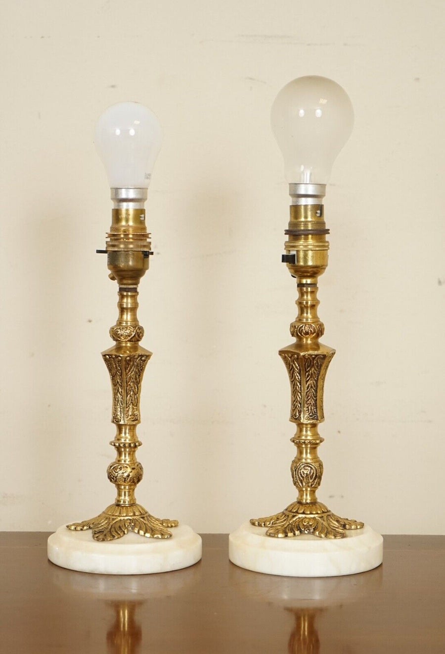 We are delighted to offer for sale these 1960s very decorative brass & onyx Italian lamps.

Lightly restored this by giving it a hand clean and hand polished. 

Dimensions: Ø 11 x 25 H cm

Please carefully look at the pictures to see the