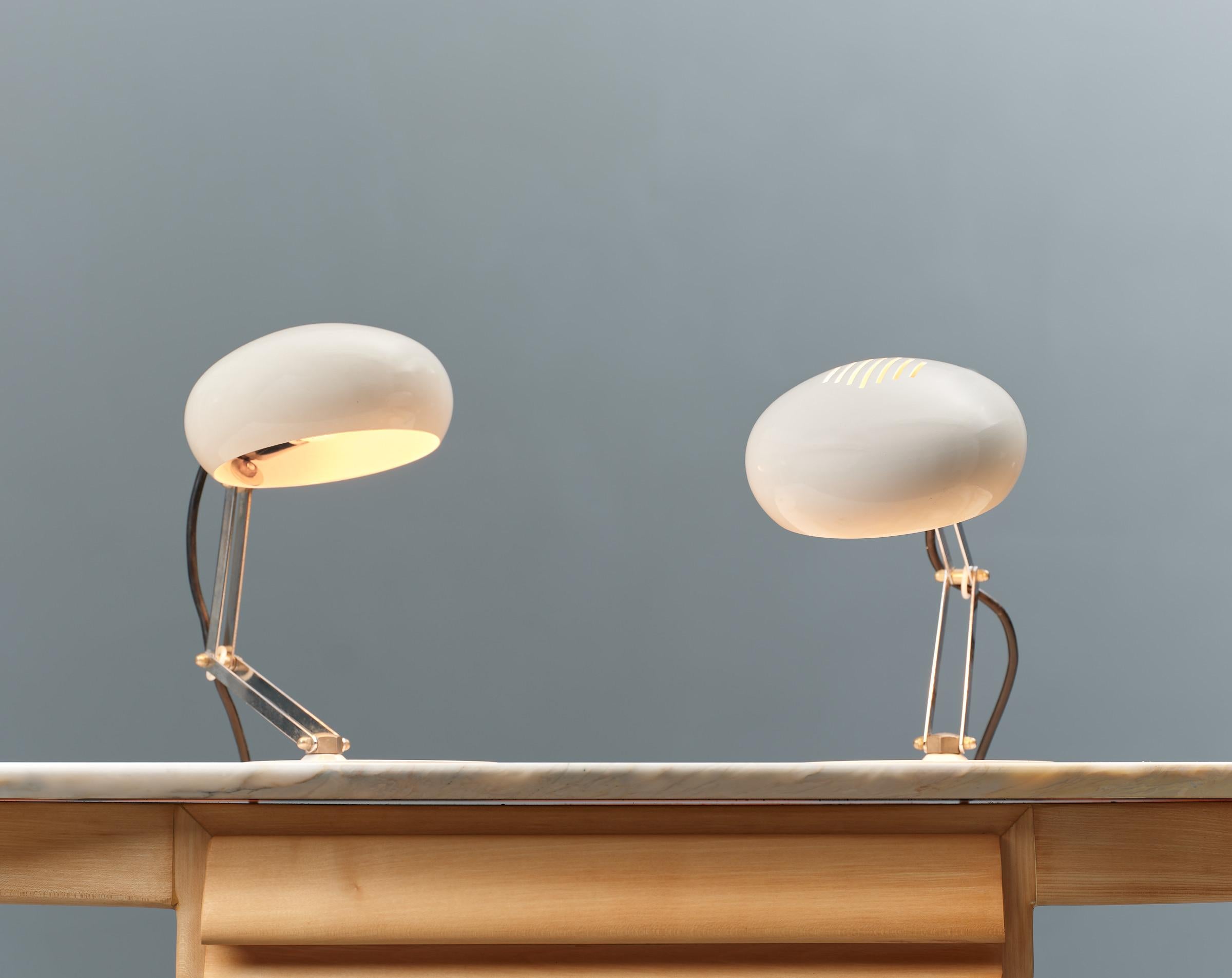Queste lampade da tavolo italiane degli anni Settanta incarnano magnificamente l'etica del design dell'epoca grazie alla loro elegante struttura in acciaio cromato e laccato bianco. Ogni lampada è dotata di uno stelo regolabile che consente di